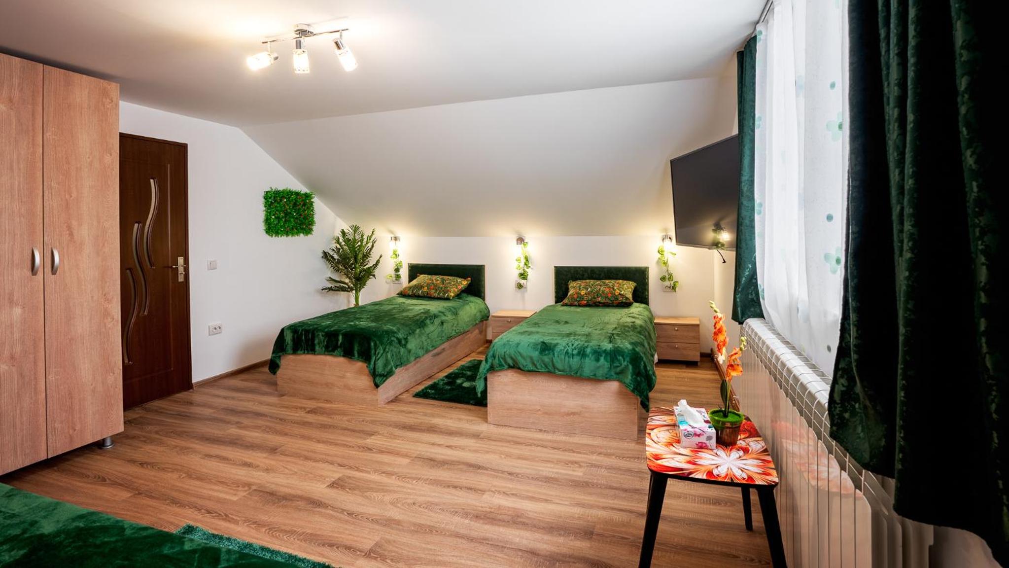 Family Room with Garden View - Photo 4