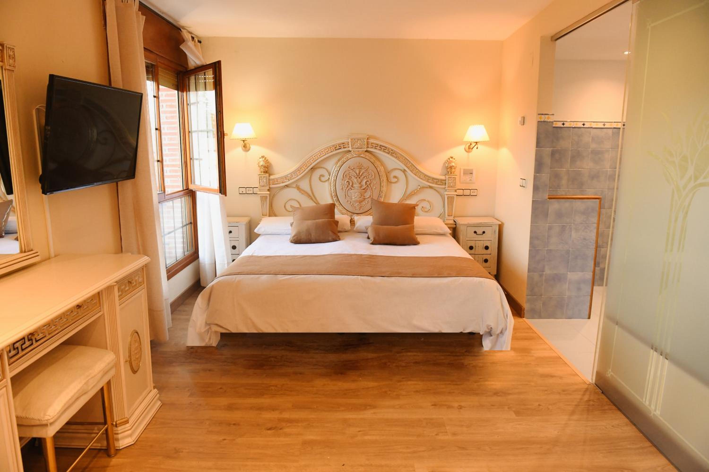 Queen Suite with Spa Bath