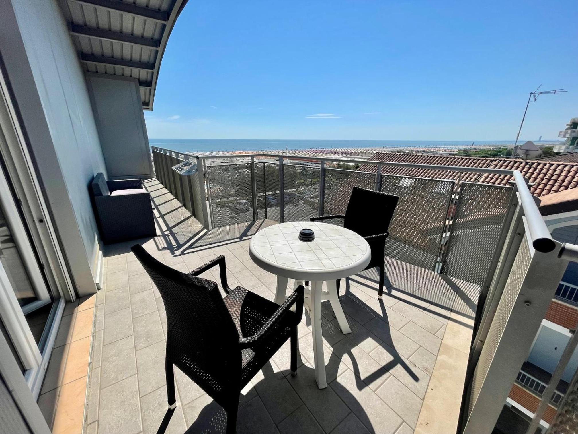 Deluxe Double Room with Side Sea View photo 3