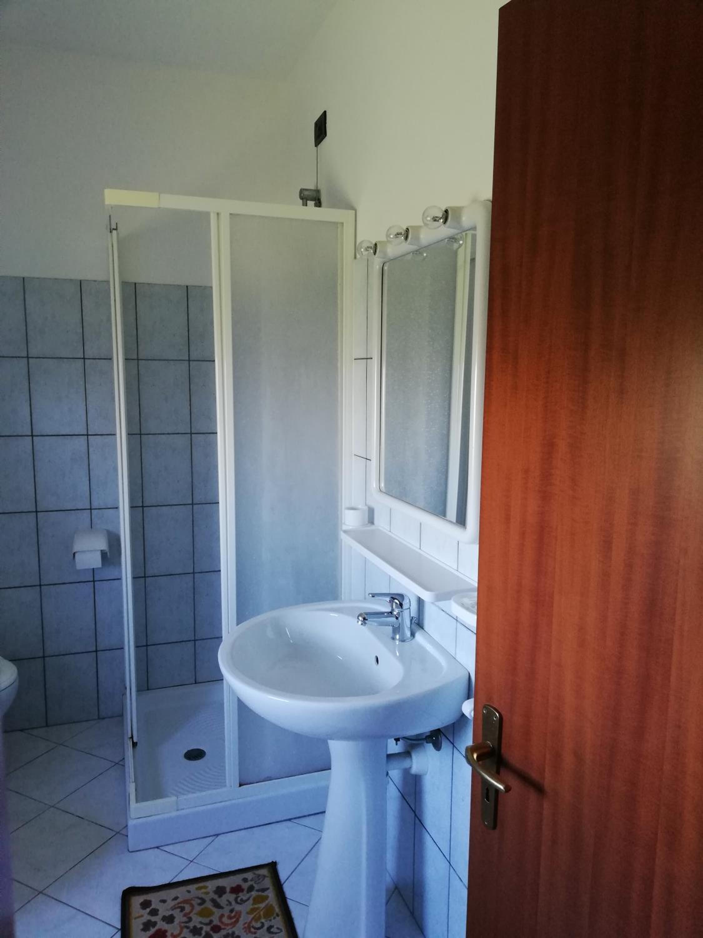 Double Room with Private Bathroom - Photo 14