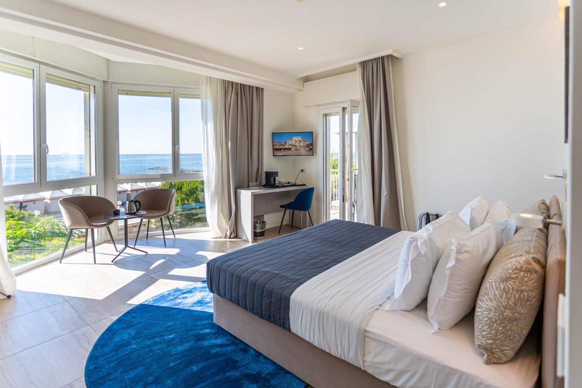 Deluxe Double or Twin Room with Sea View - Photo 8