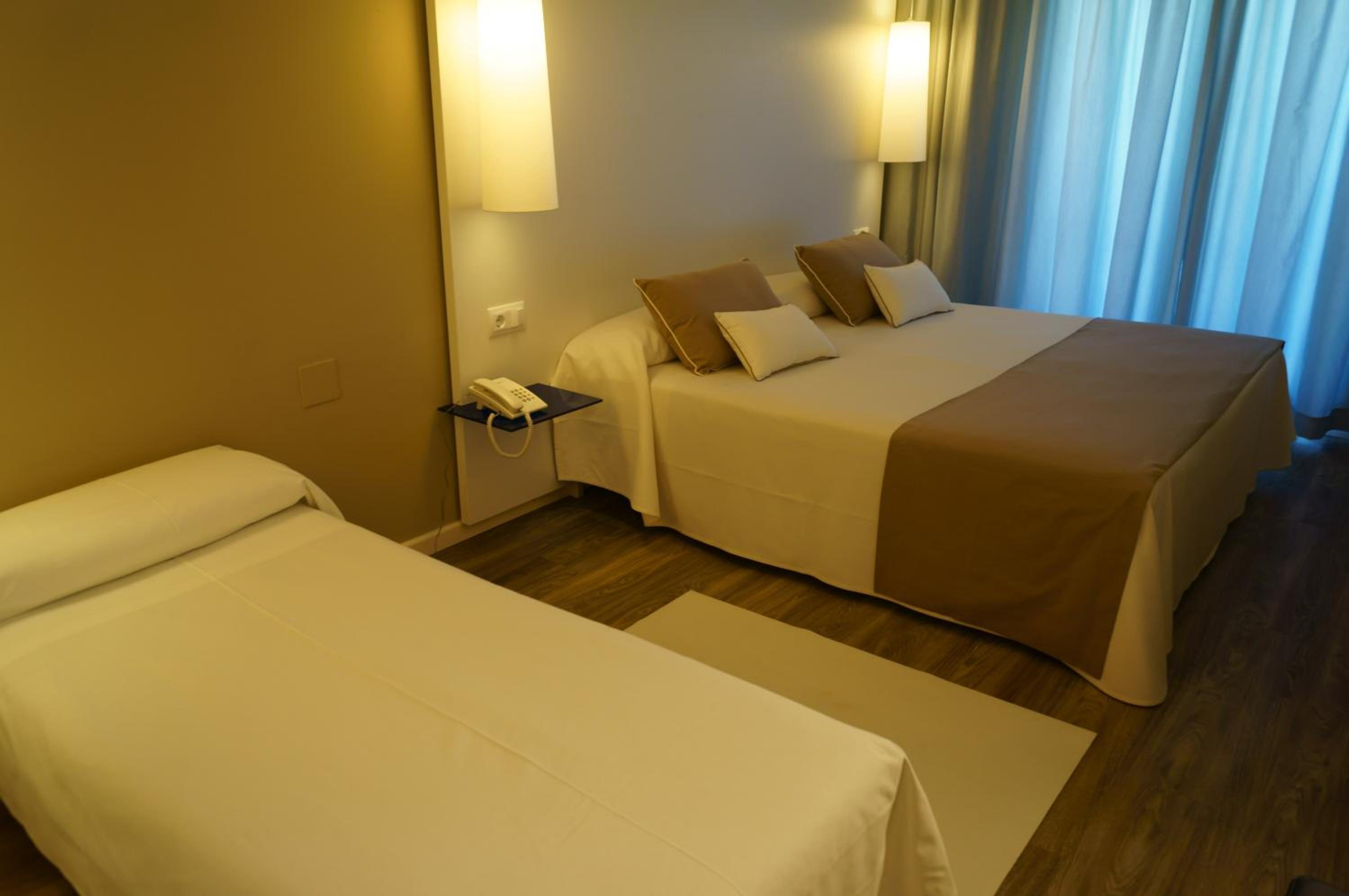 Standard Triple Room (2 Adults + 1 Child) - Photo 1