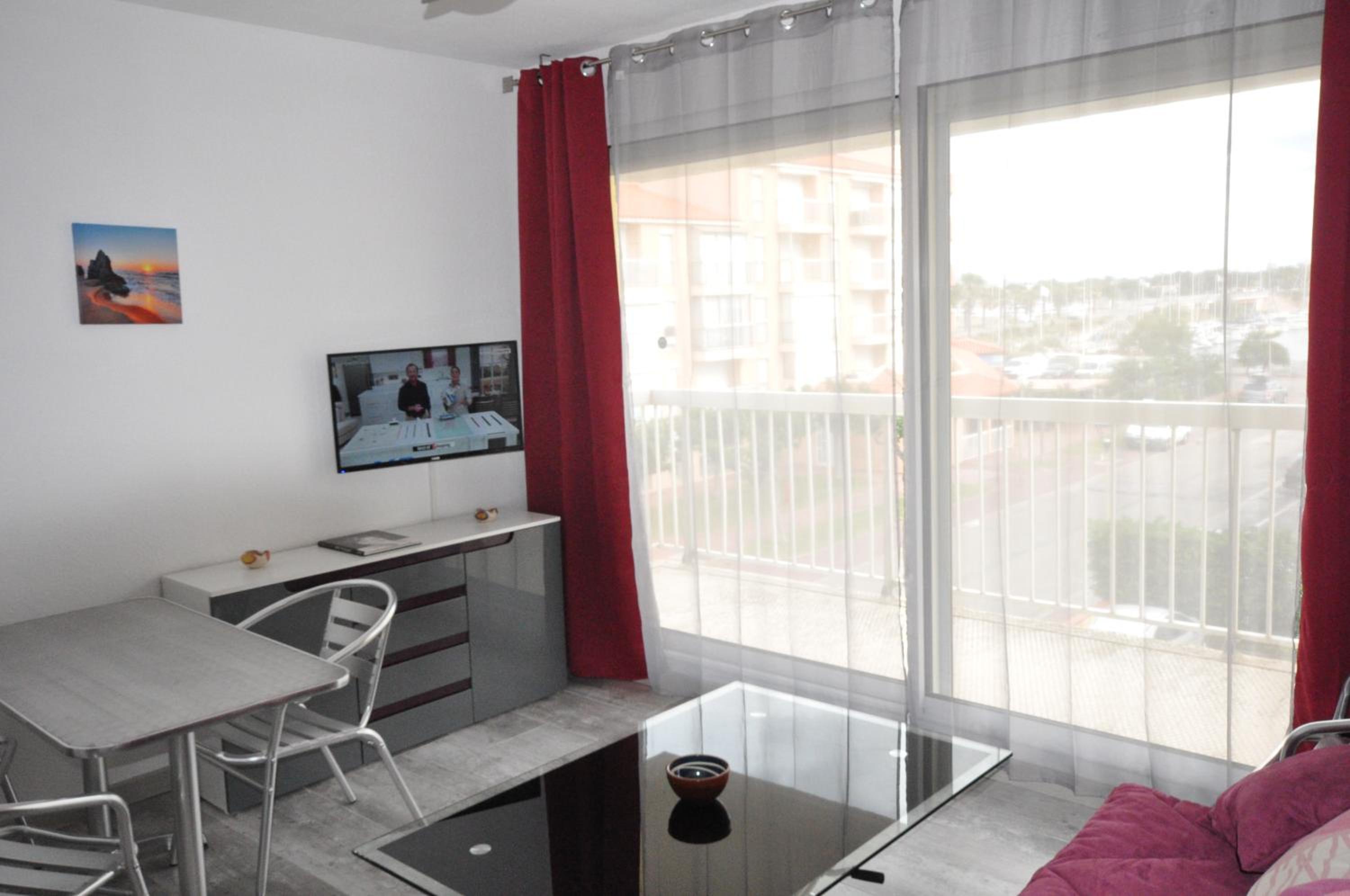 Apartment with Sea View - Photo 9