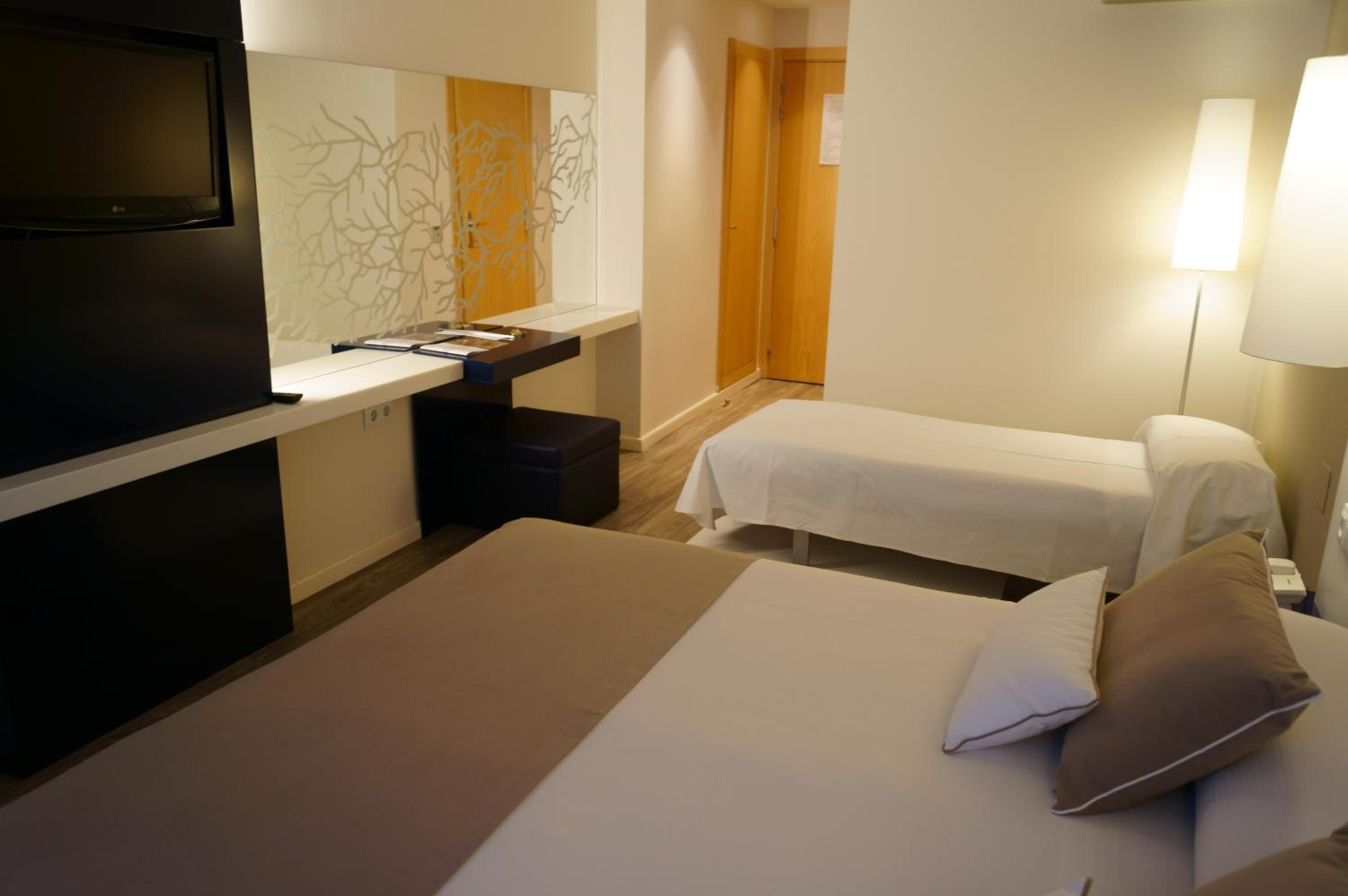 Standard Triple Room (2 Adults + 1 Child) - Photo 8
