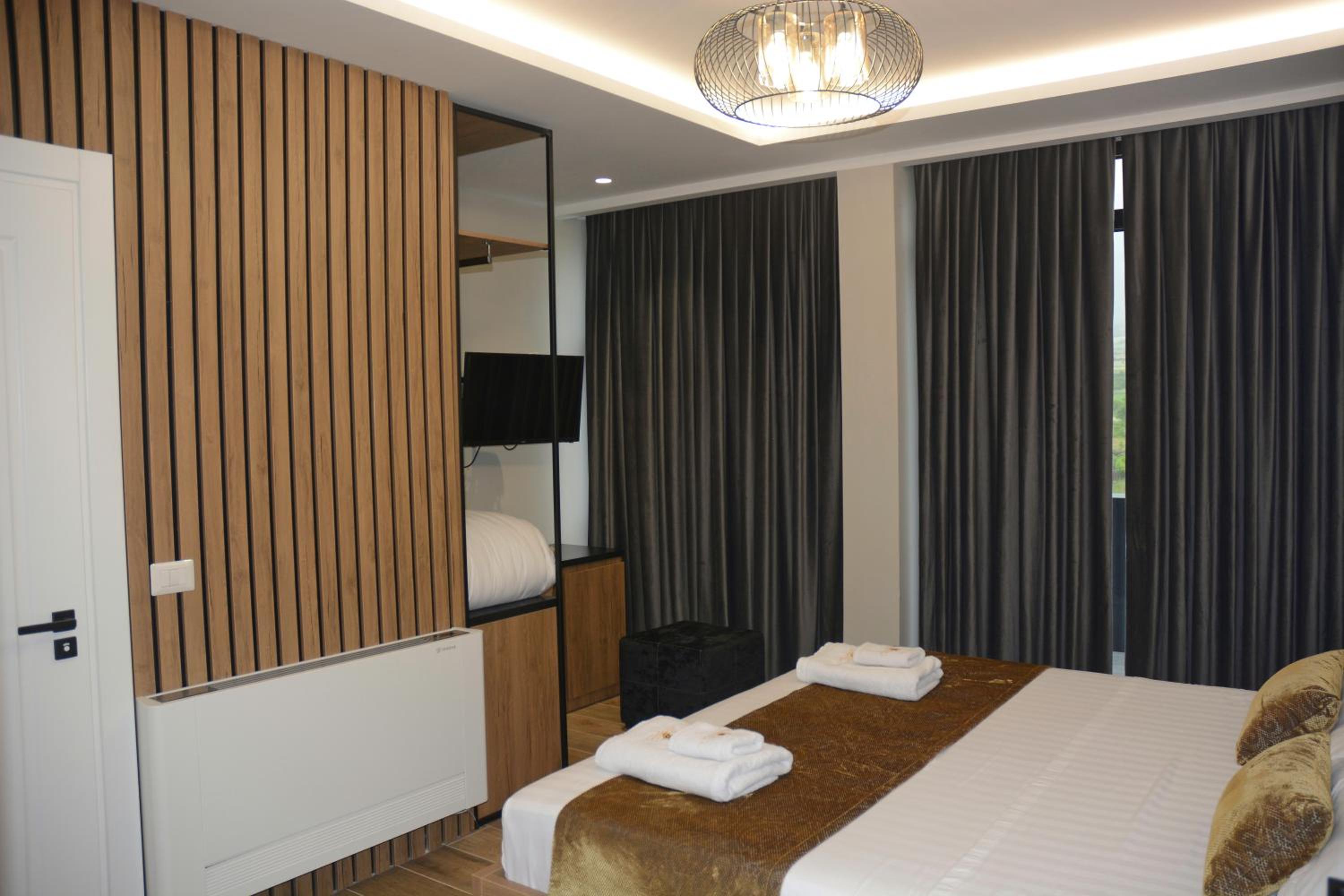 Deluxe Double Room (2 Adults + 1 Child)