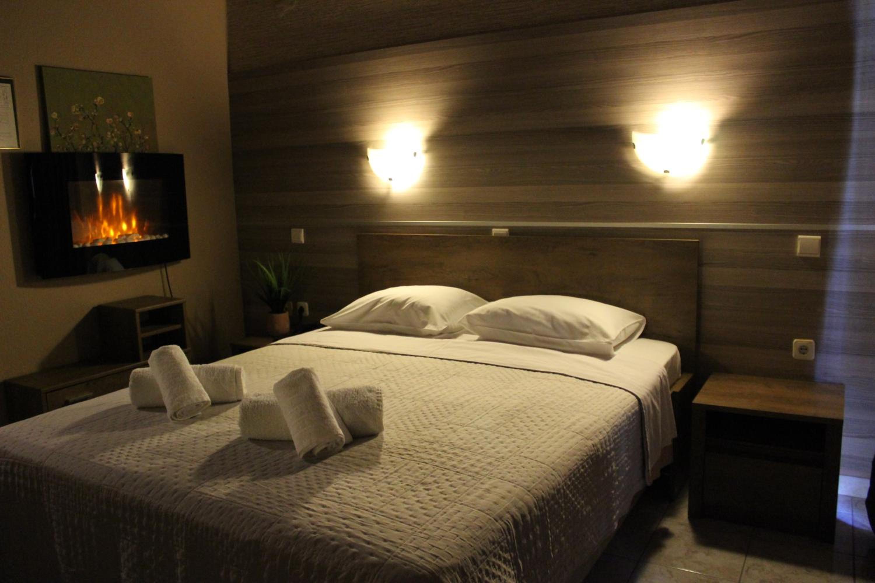 Double Room with Balcony - Photo 8