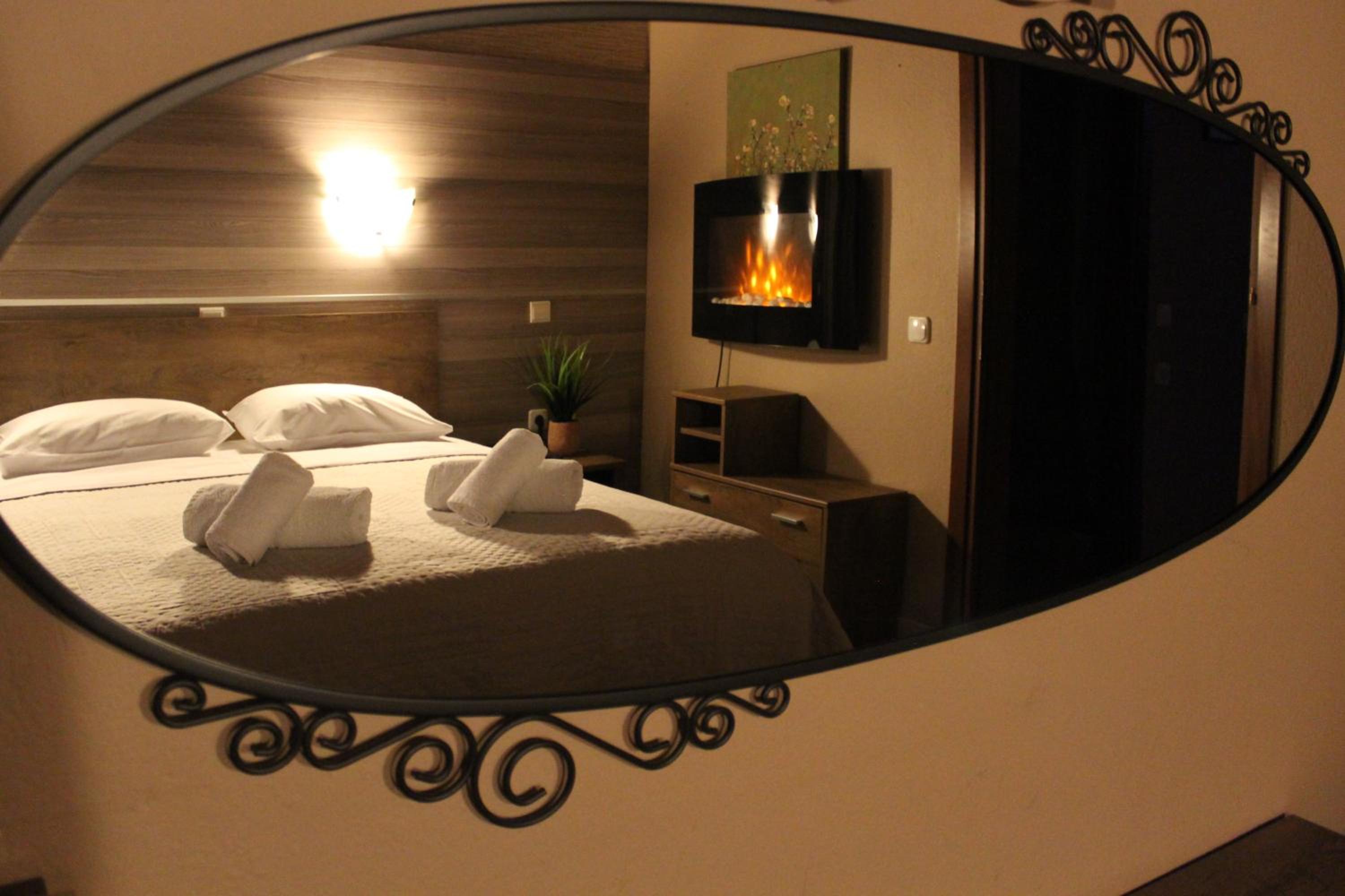 Double Room with Balcony - Photo 9