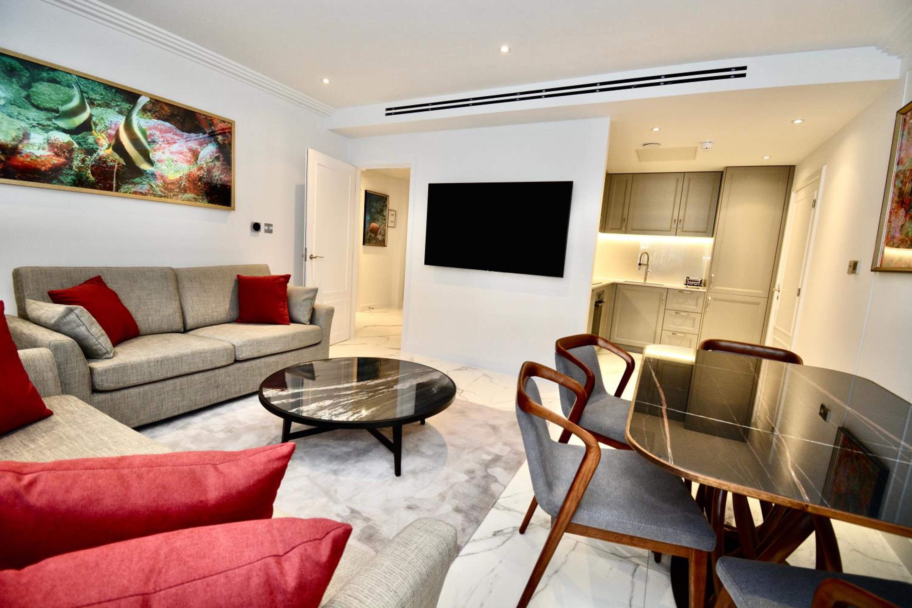 One Bedroom Deluxe Apartment photo 2