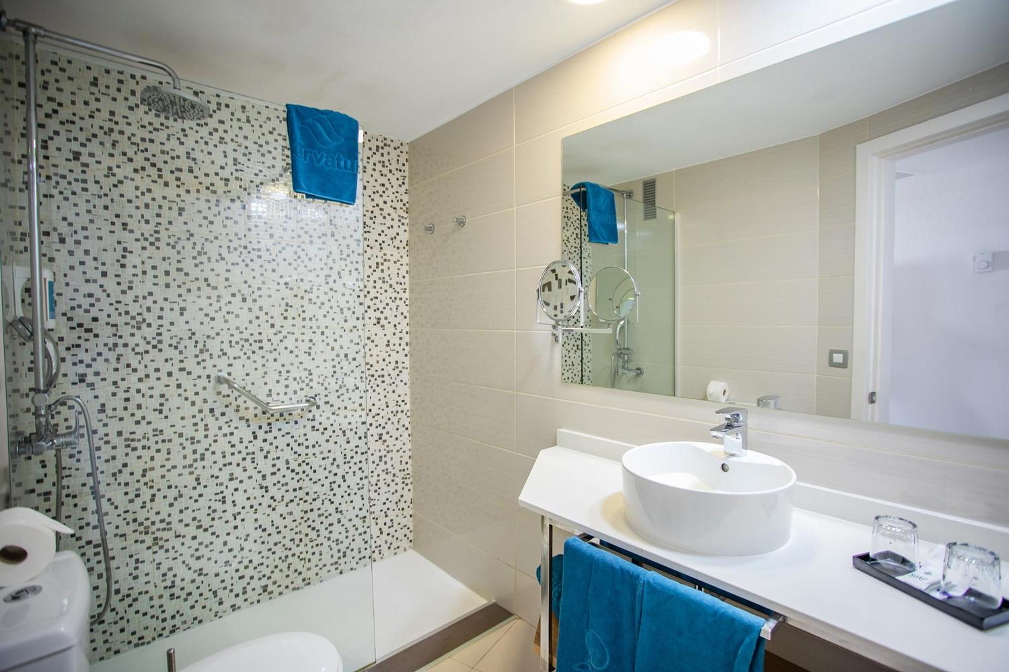 Superior Double Room with Balcony (2 Adults) thumbnail 6