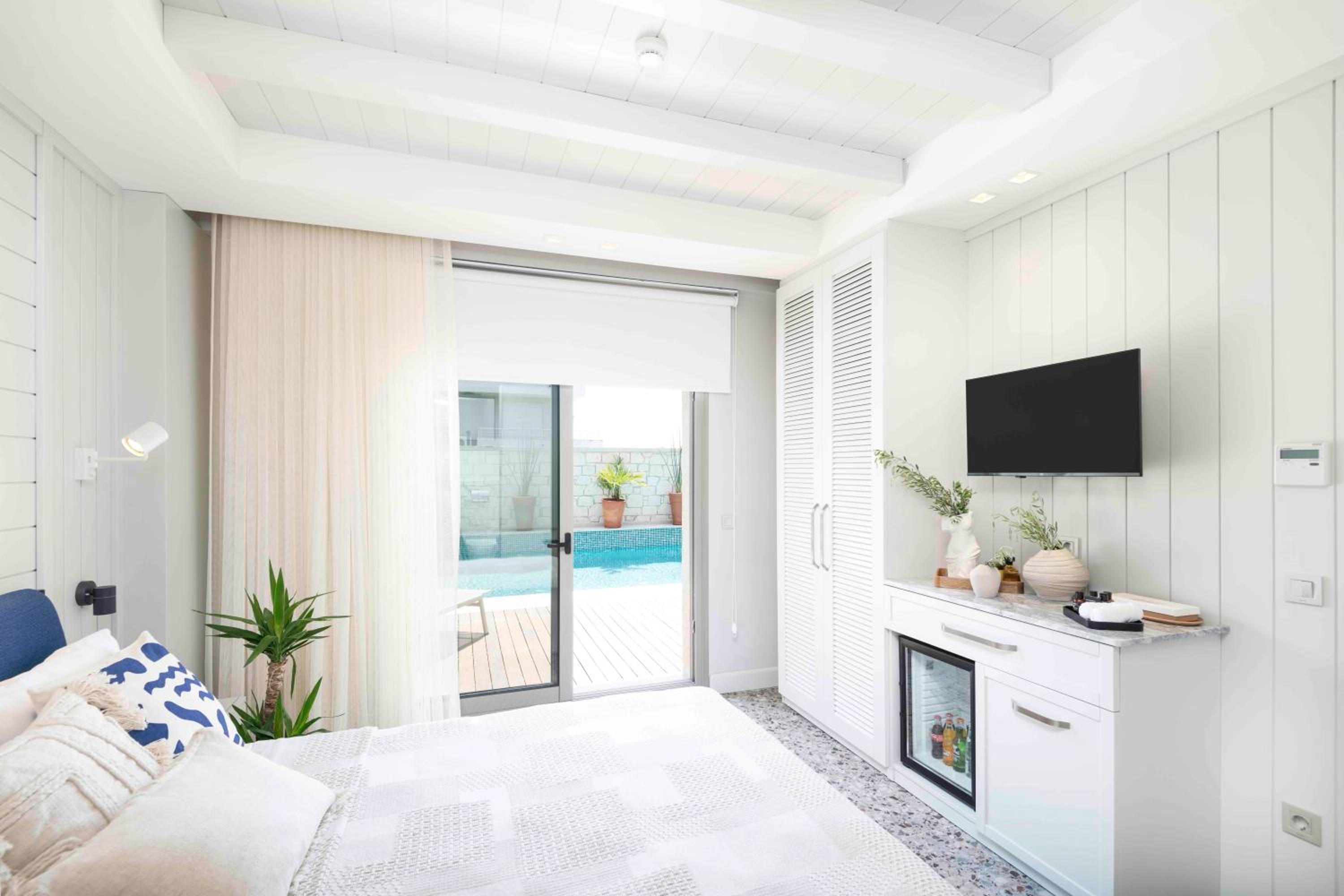 Deluxe Room with Pool Connection photo 2