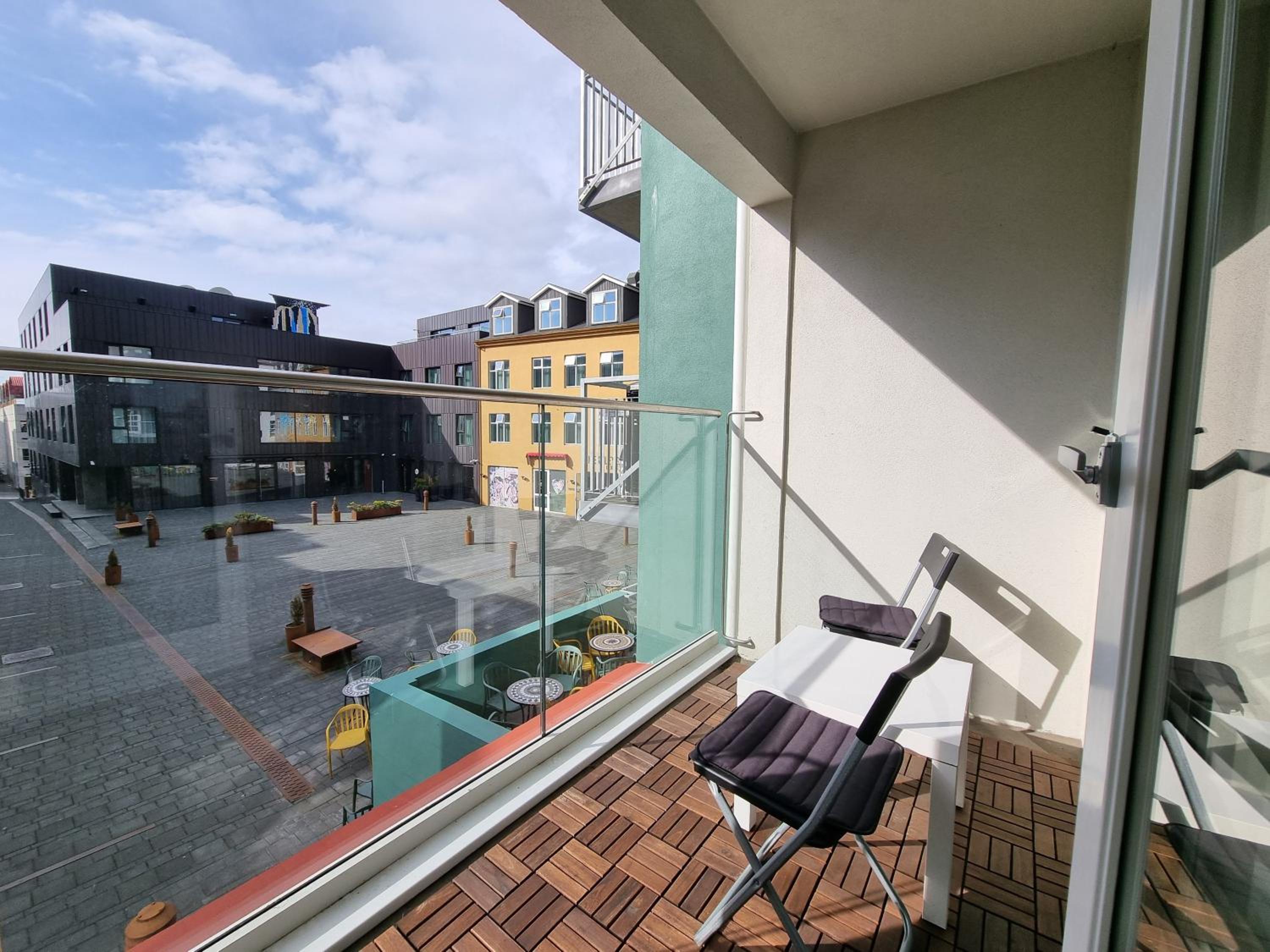 Apartment with Balcony - Photo 2