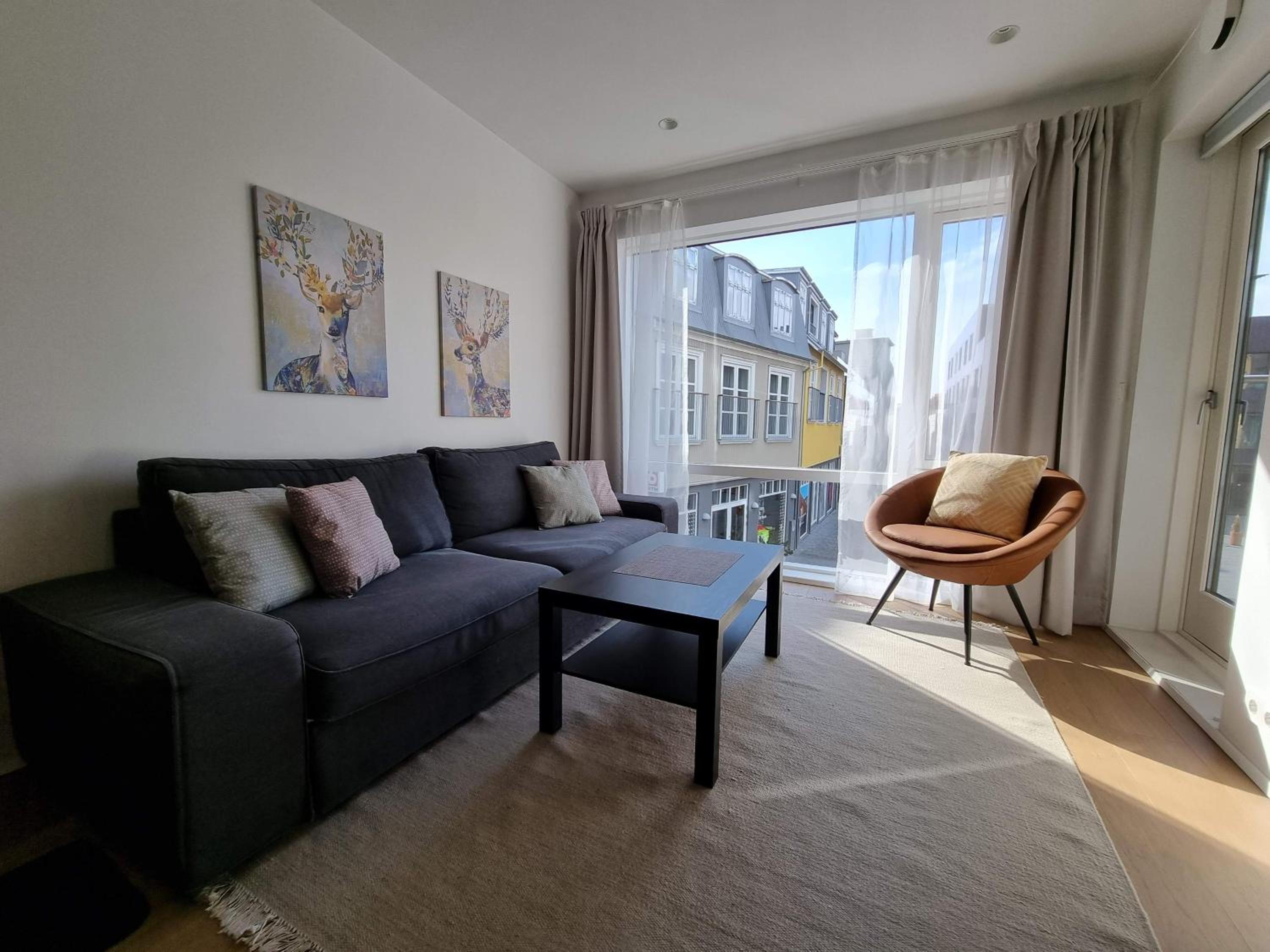 Apartment with Balcony - Photo 3
