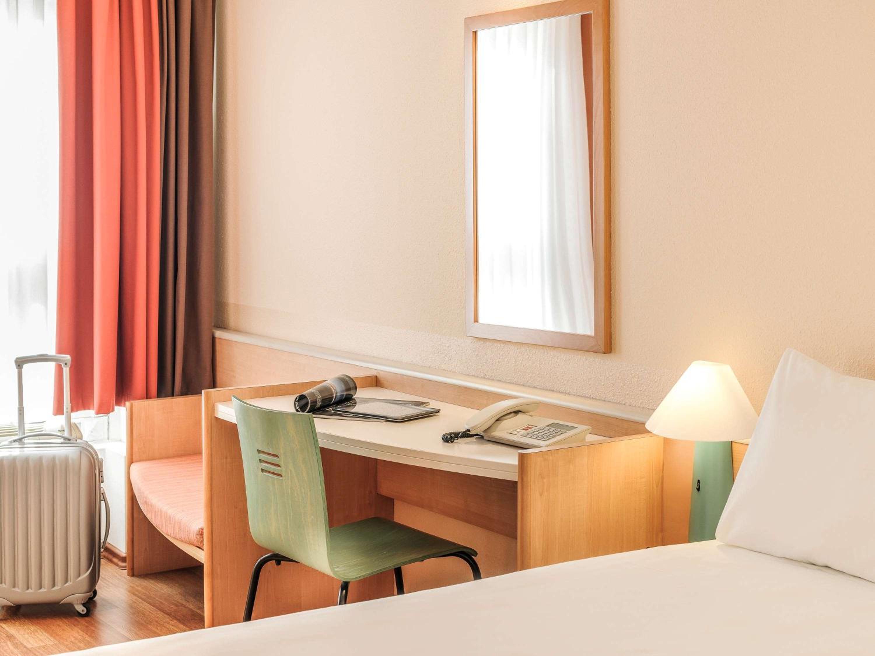 Standard King Room - Photo 7