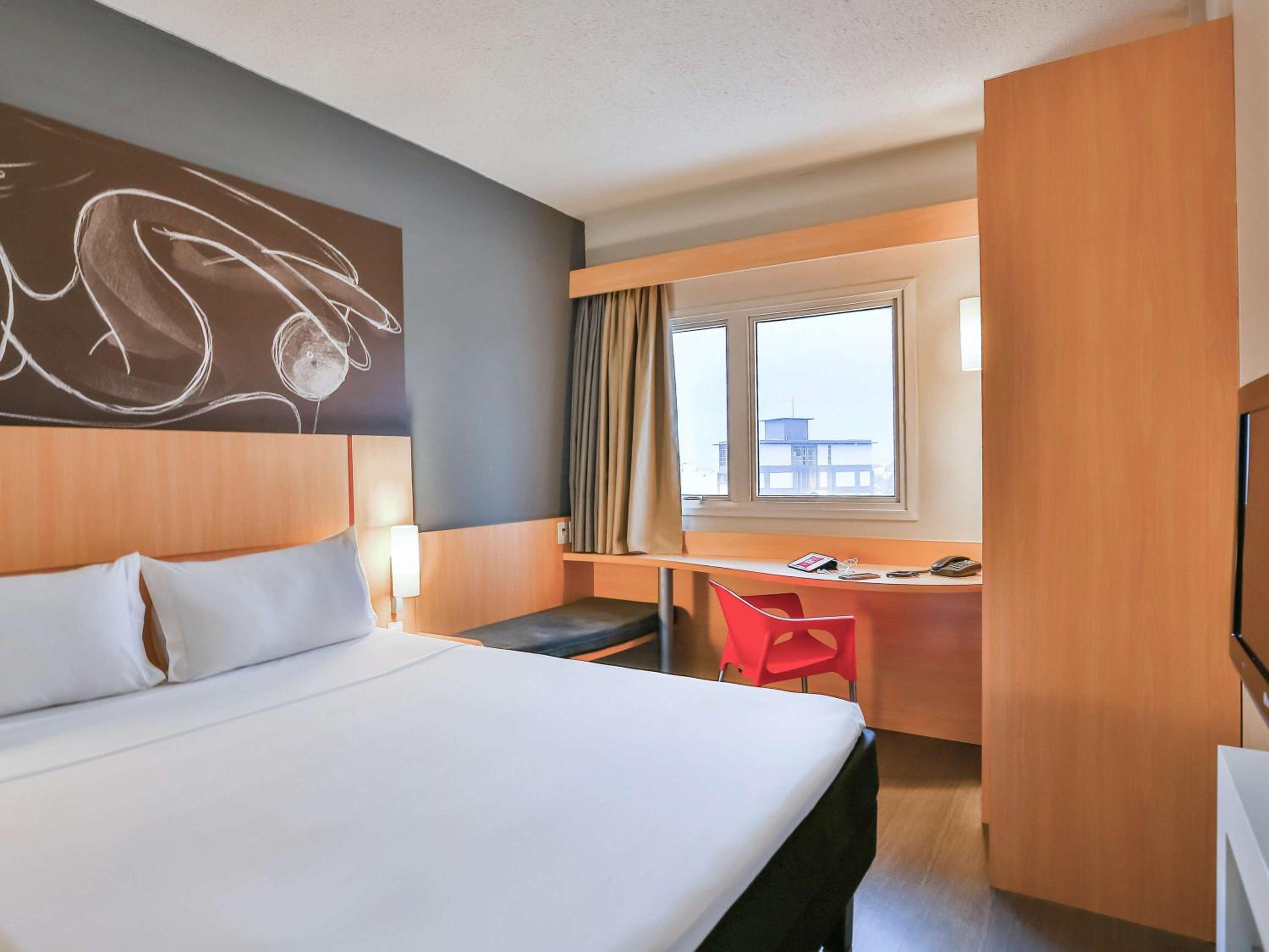 Standard Room with 1 Queen Bed