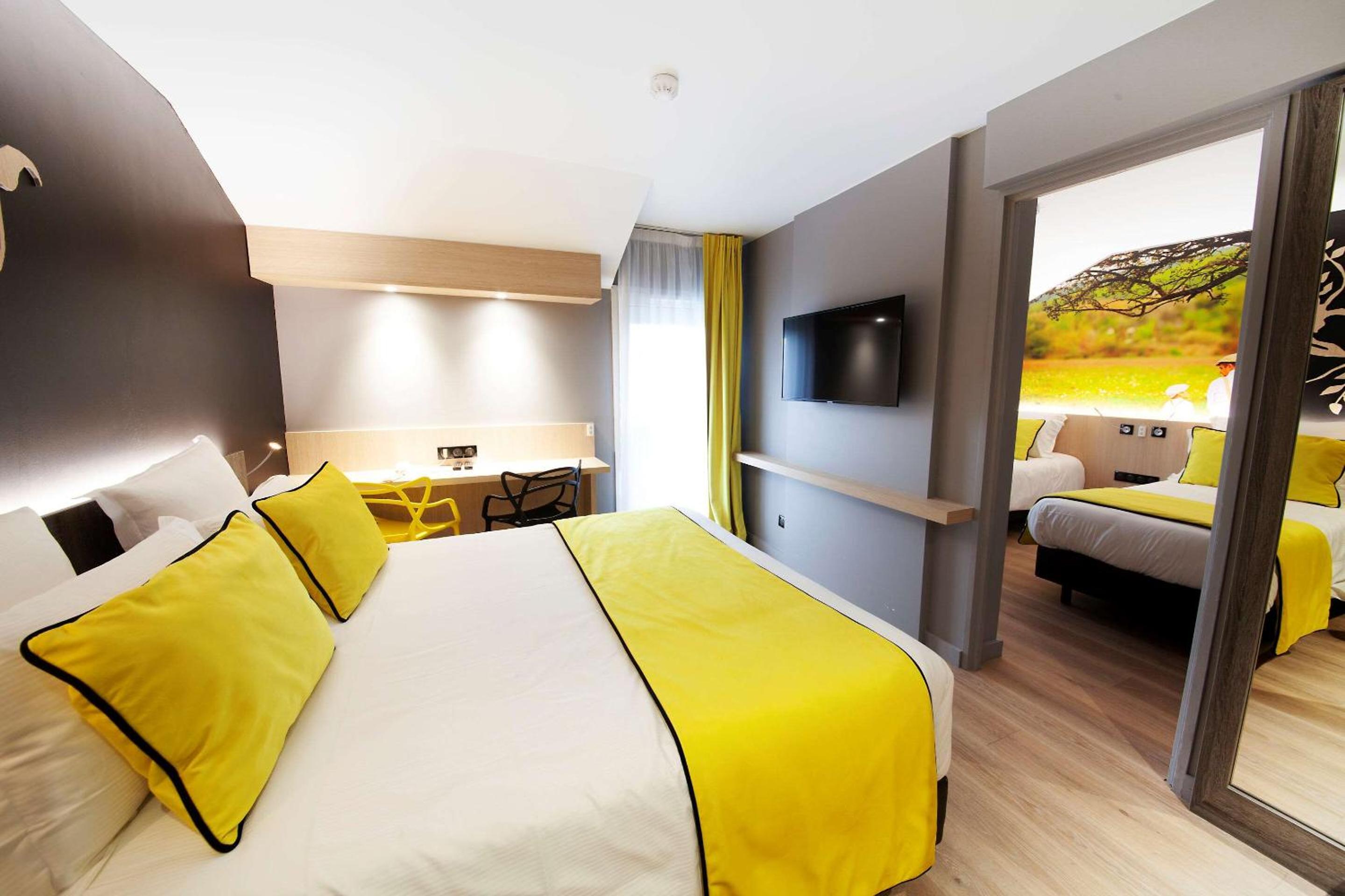 Superior Family Suite - Non-Smoking - Photo 1
