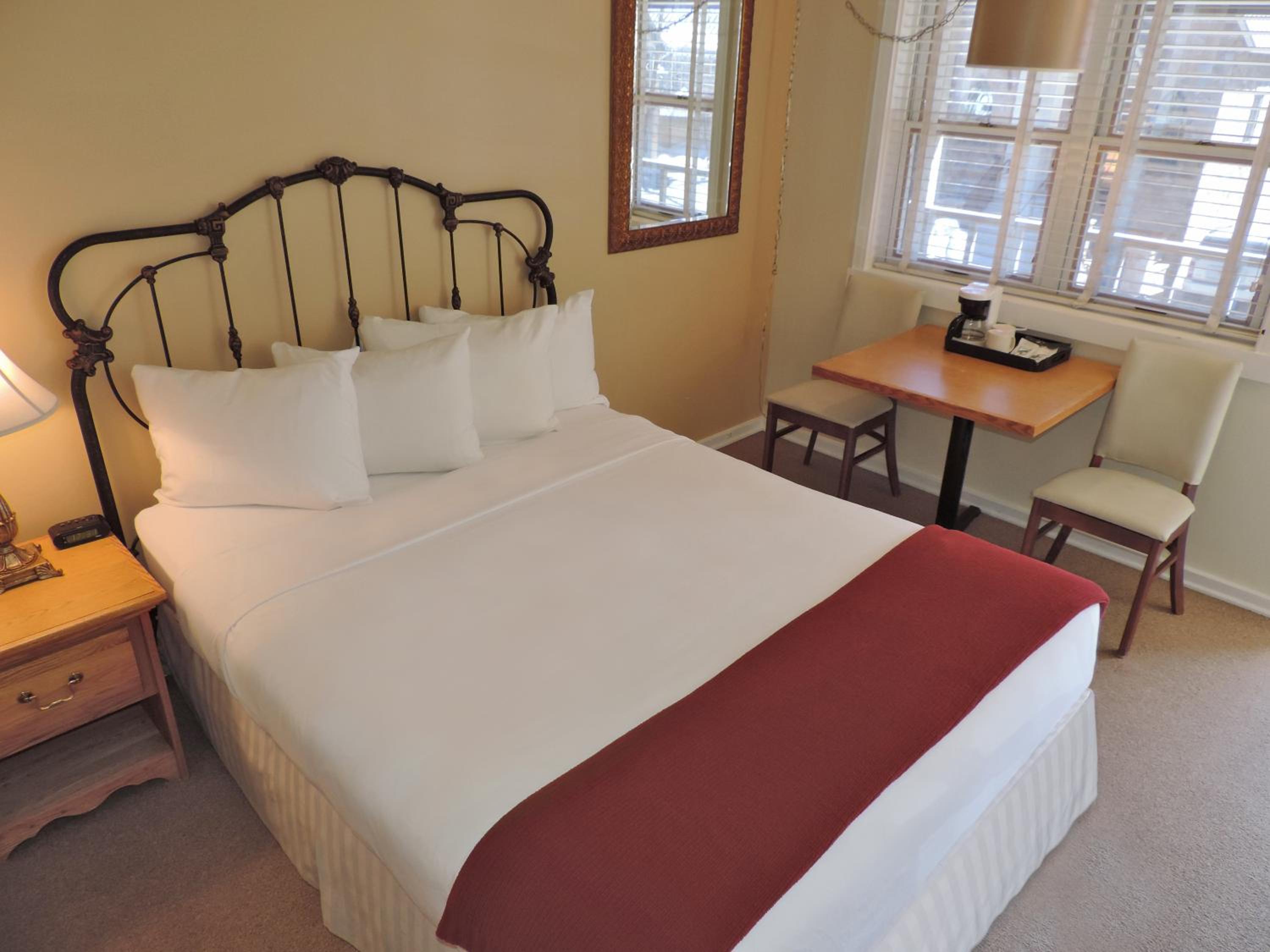 Classic One Queen Bed - Photo 2