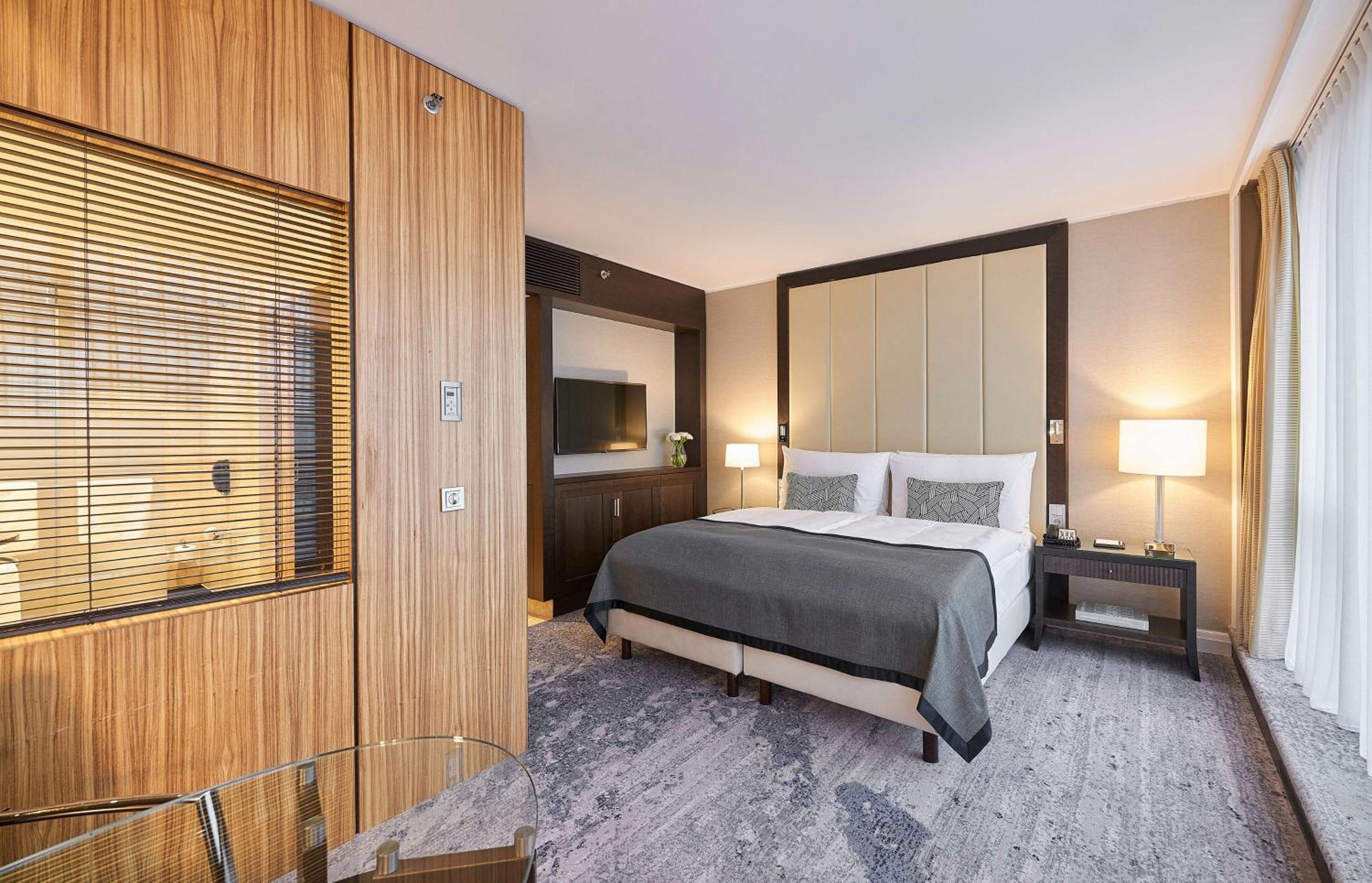 Superior King Room - Photo 4