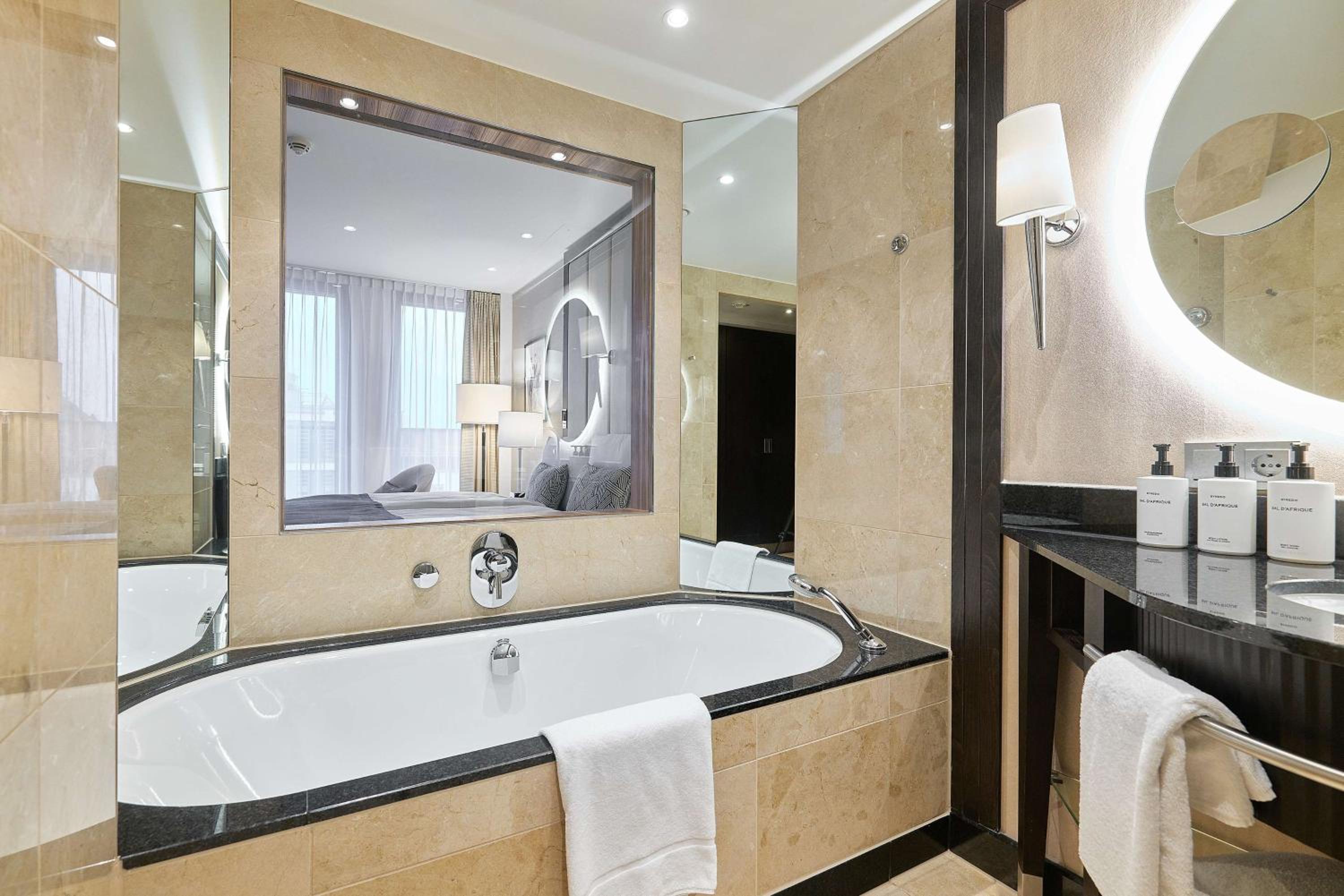 Standard King Room - Photo 6