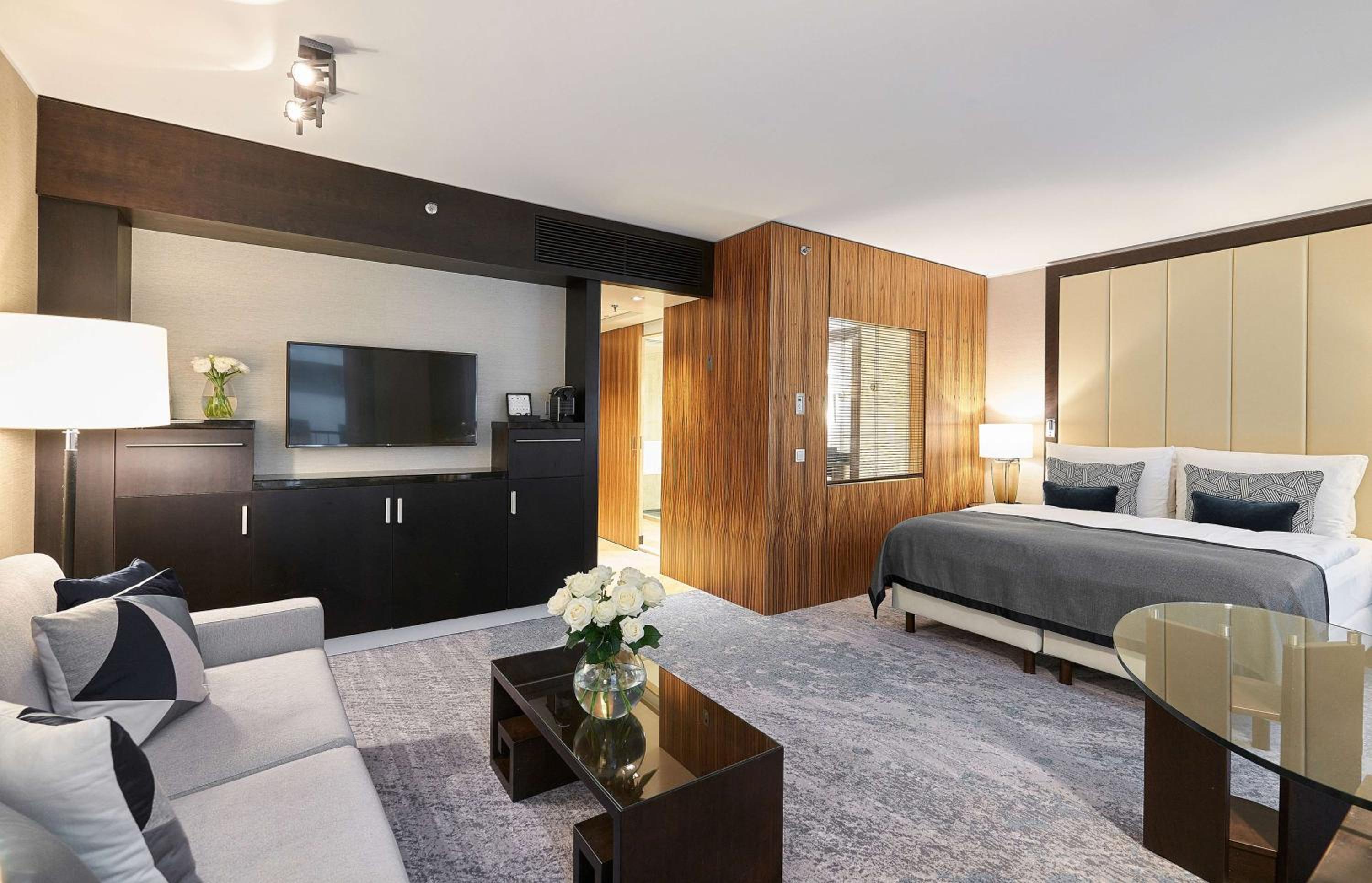 Deluxe King Room - Photo 1