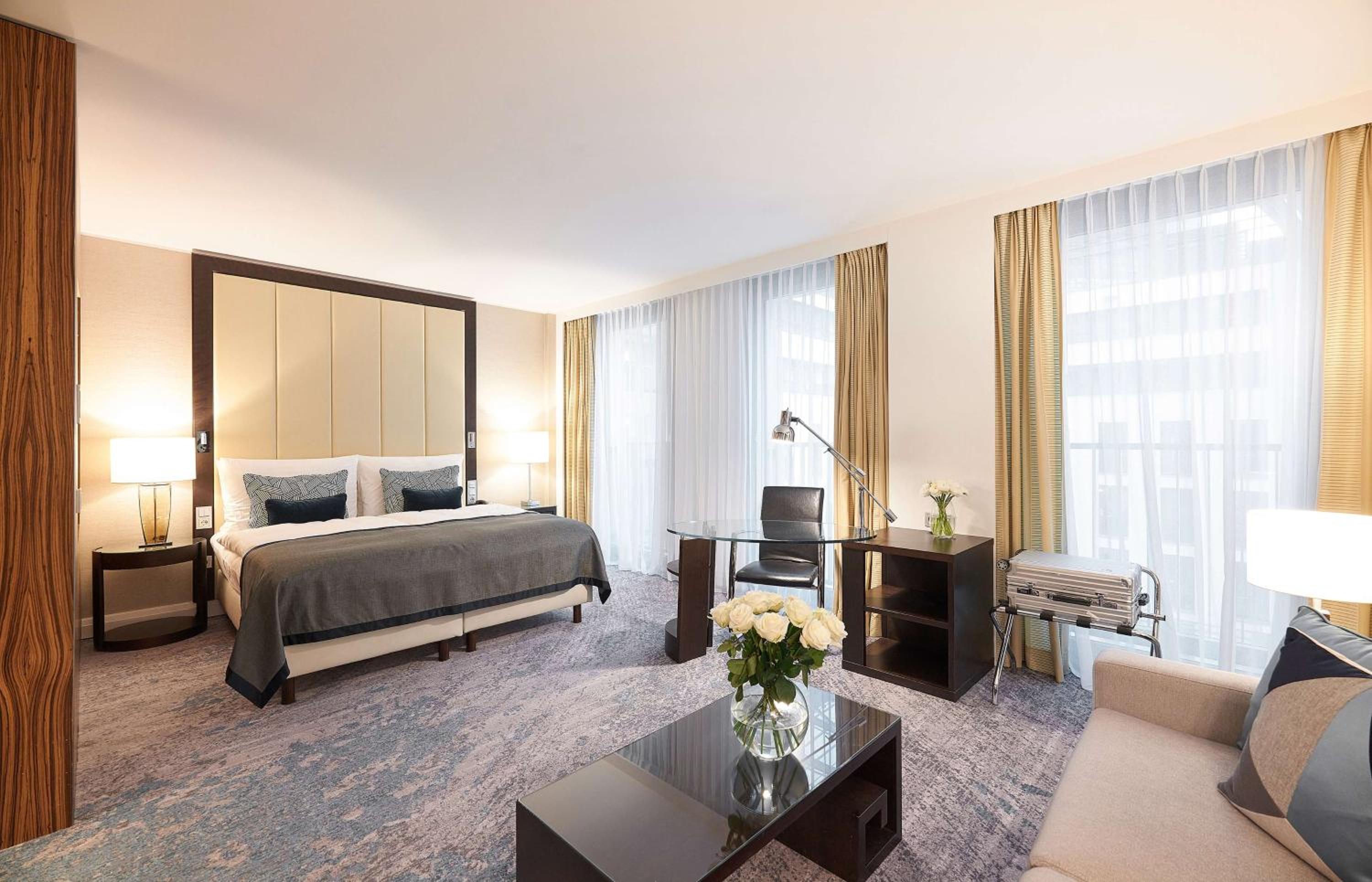 Deluxe King Room - Photo 2