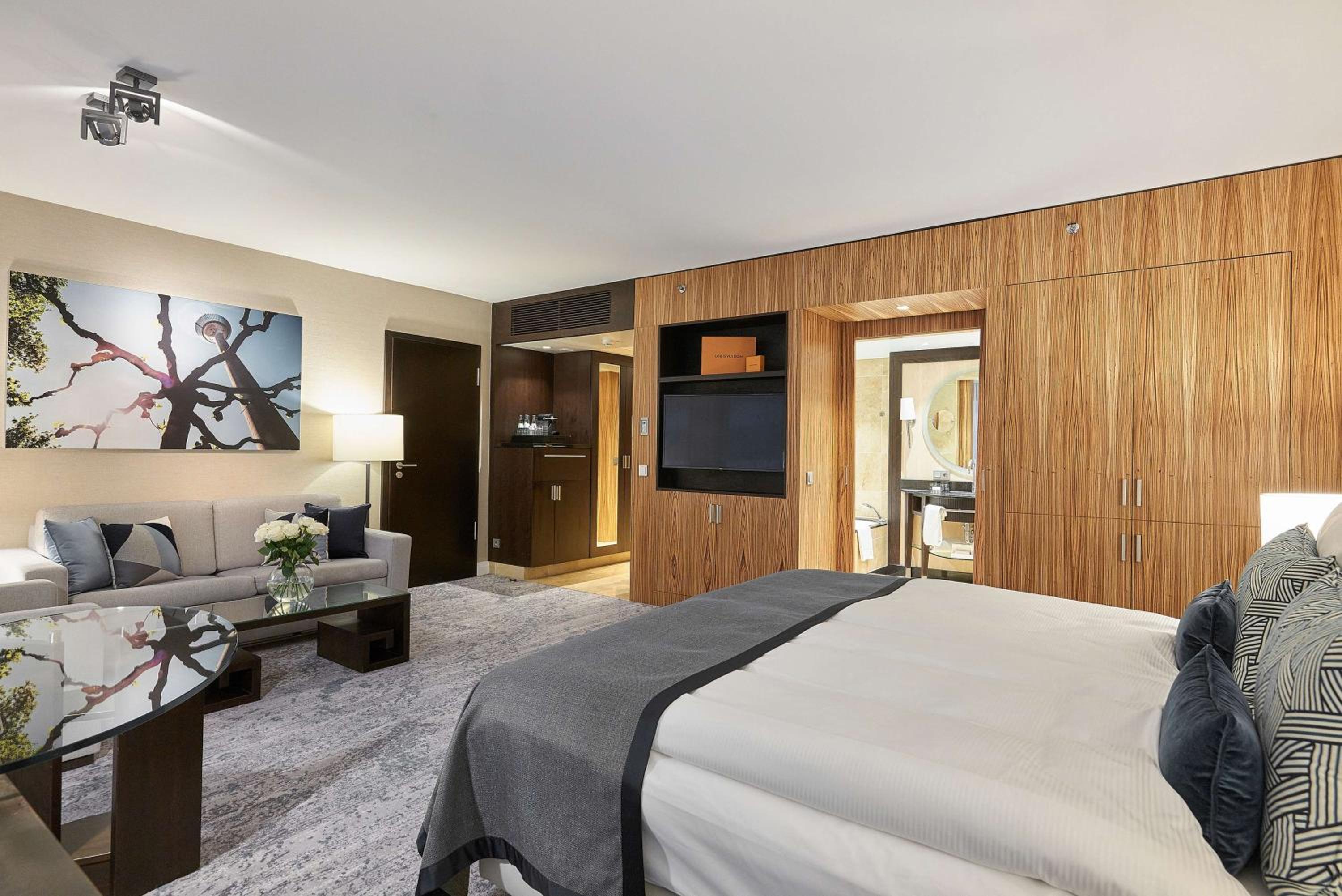 Deluxe King Room - Photo 4