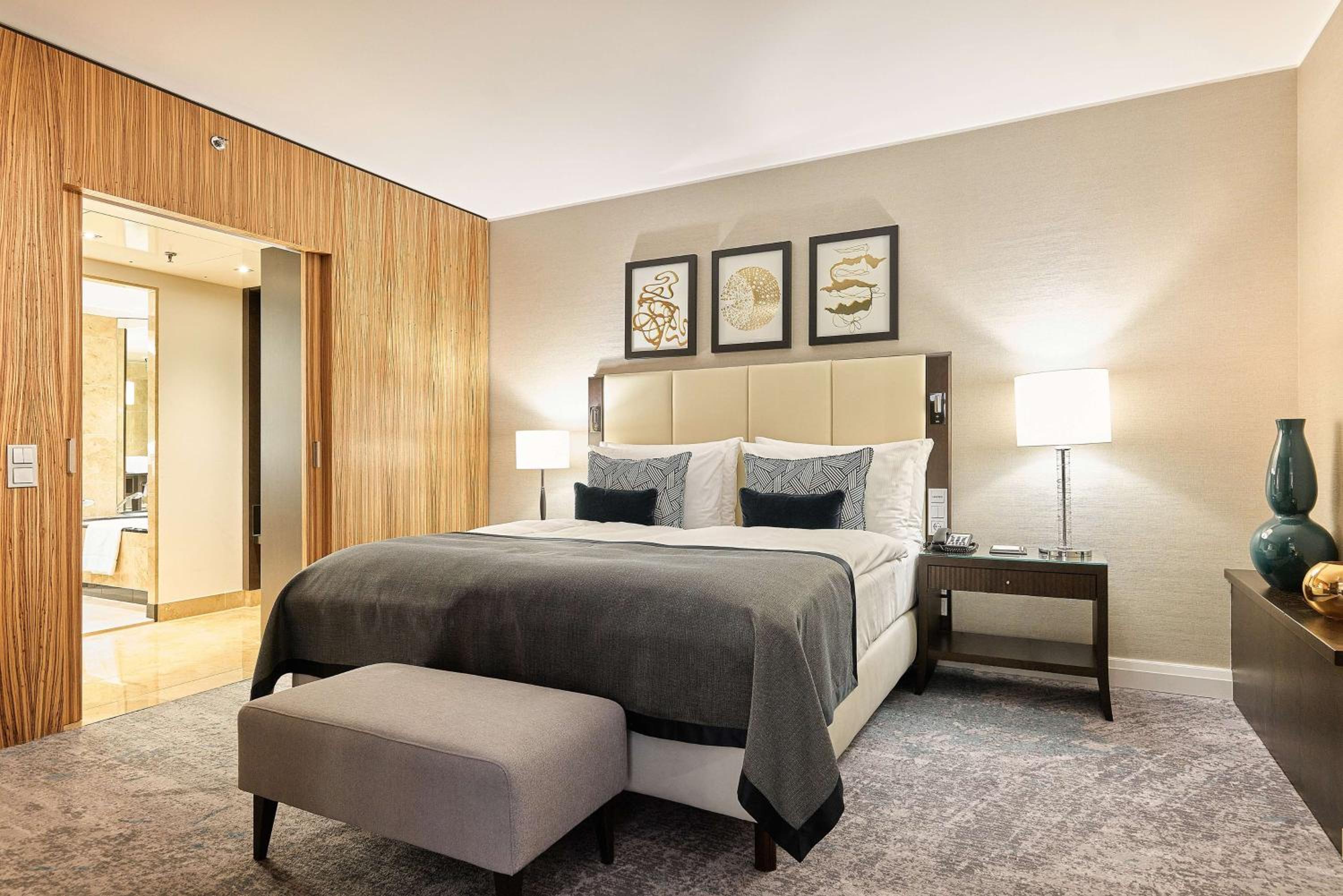 Deluxe King Suite - Photo 2