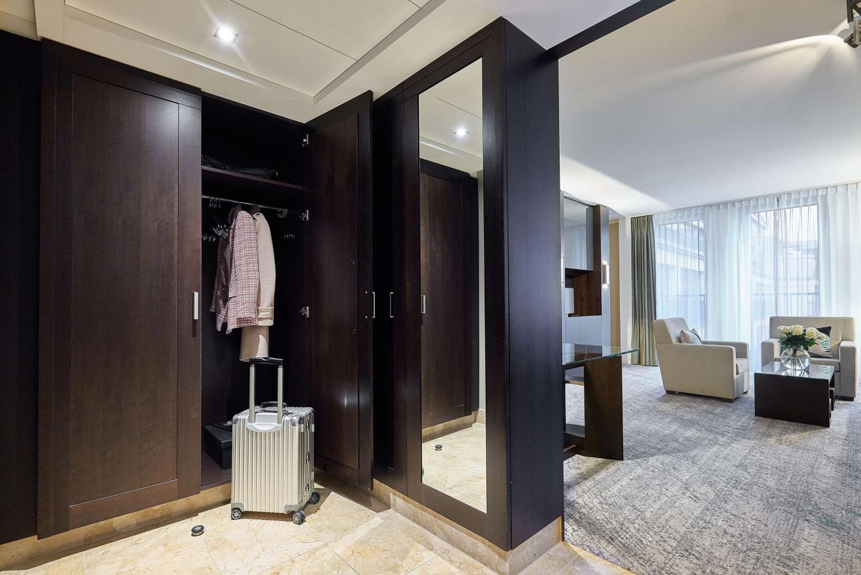 Deluxe King Suite - Photo 3