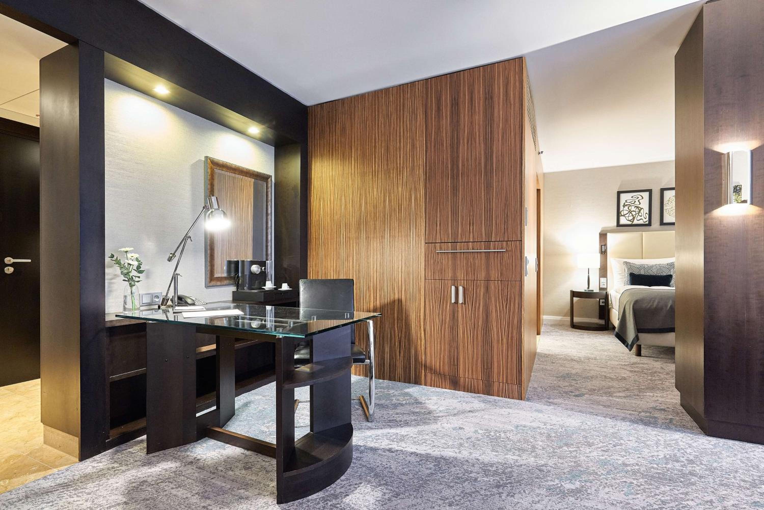 Deluxe King Suite - Photo 5
