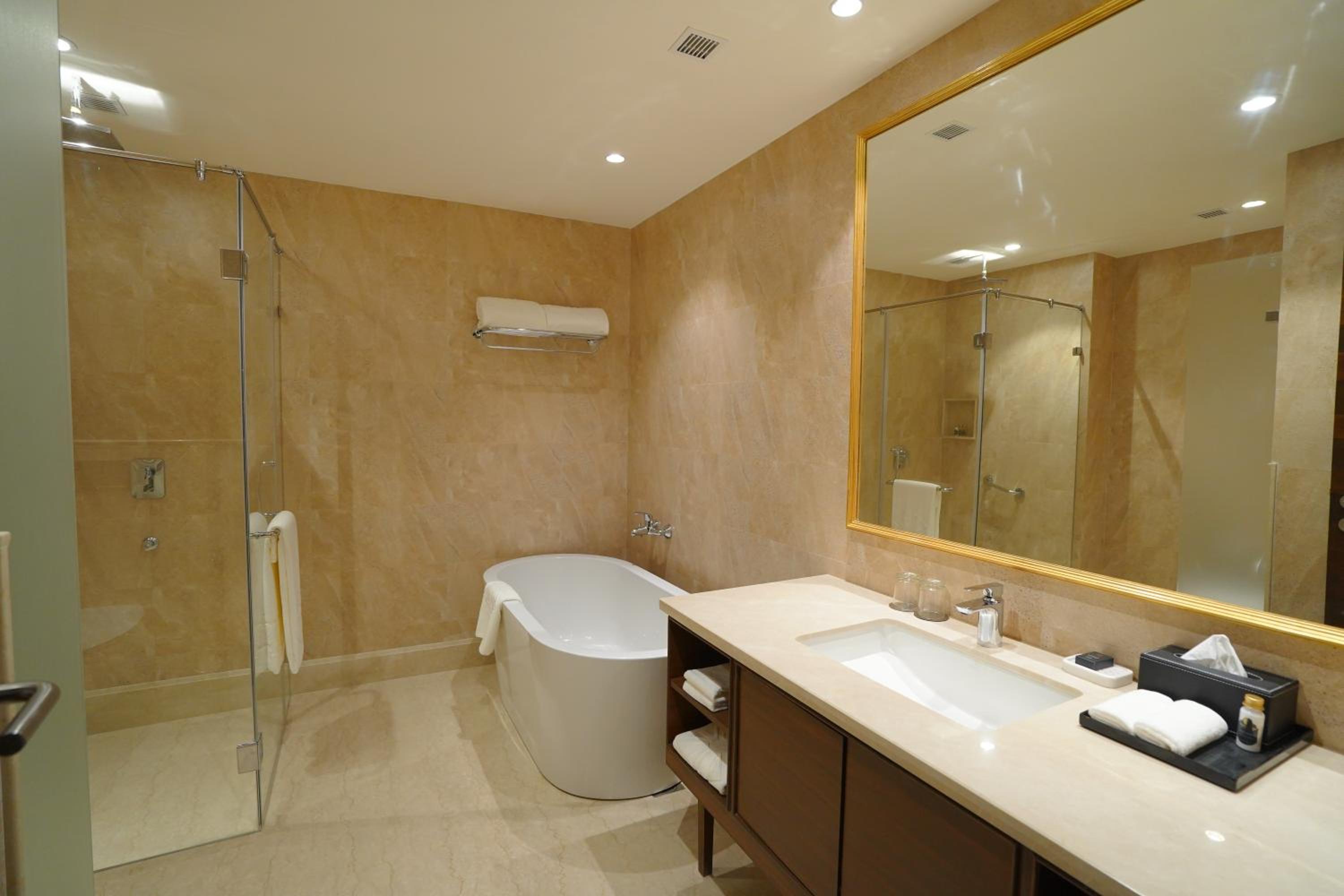 Deluxe King Room - Photo 2