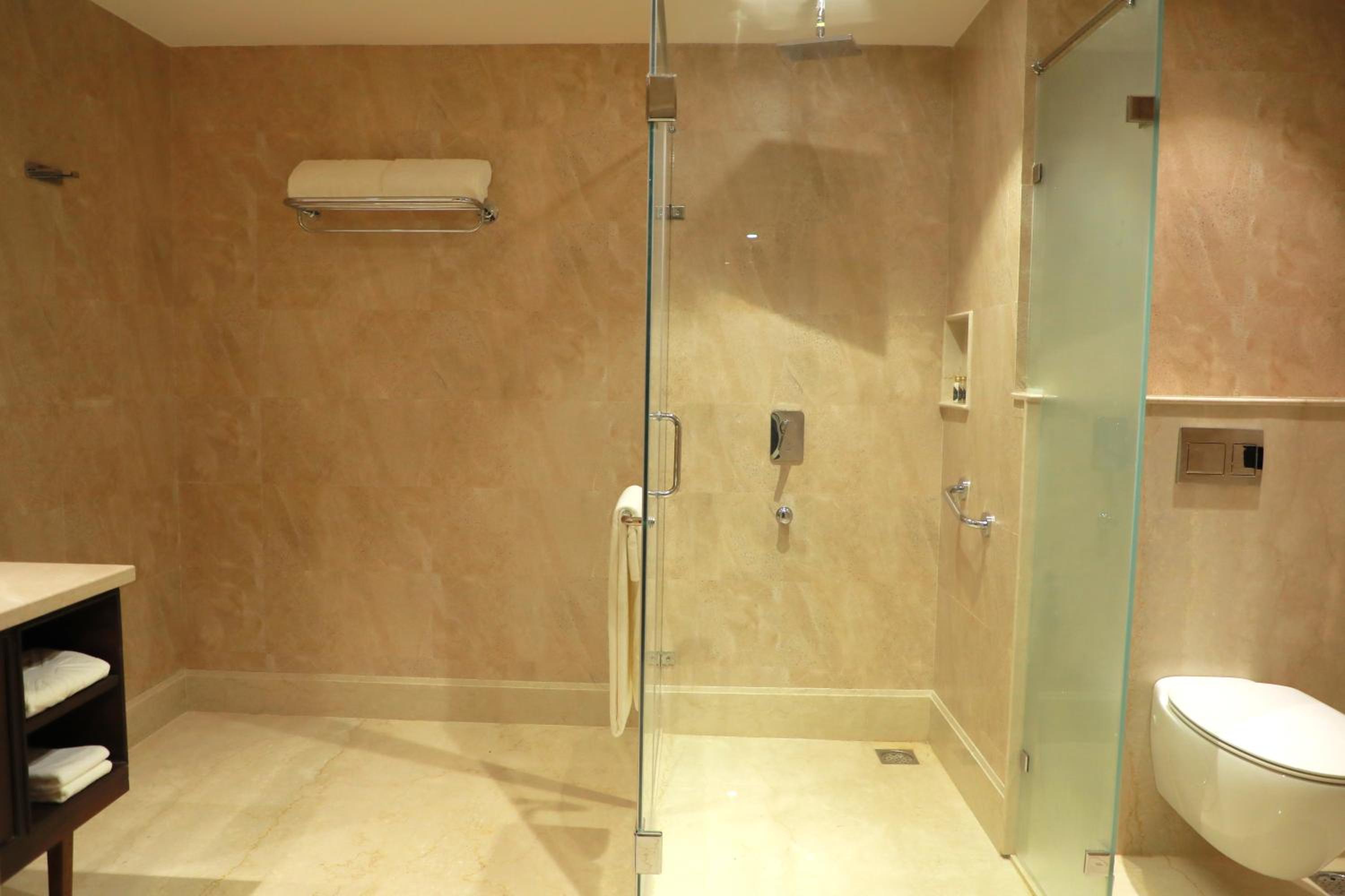 Luxury King Room - Photo 4