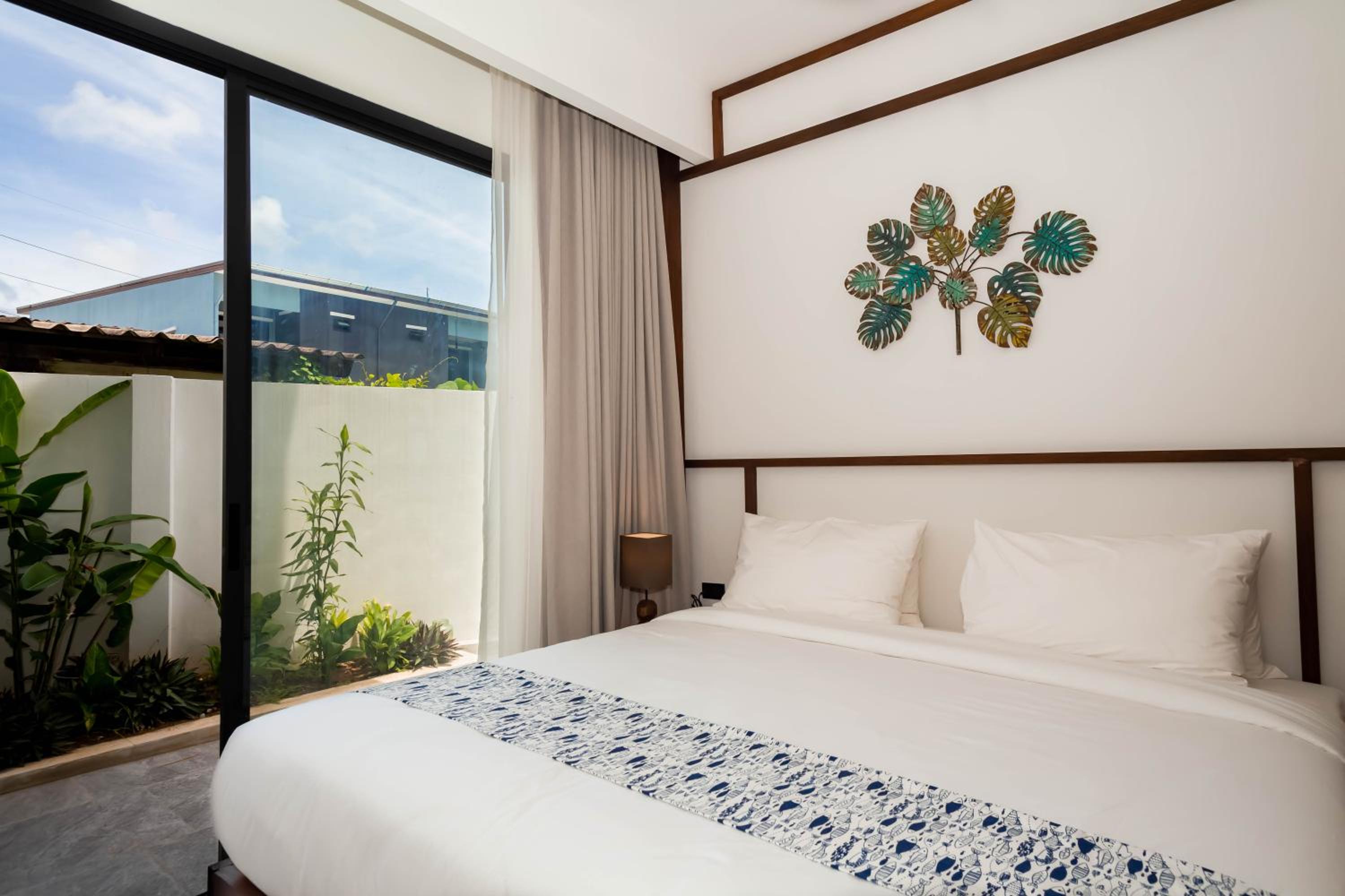 Deluxe King Room - Photo 2