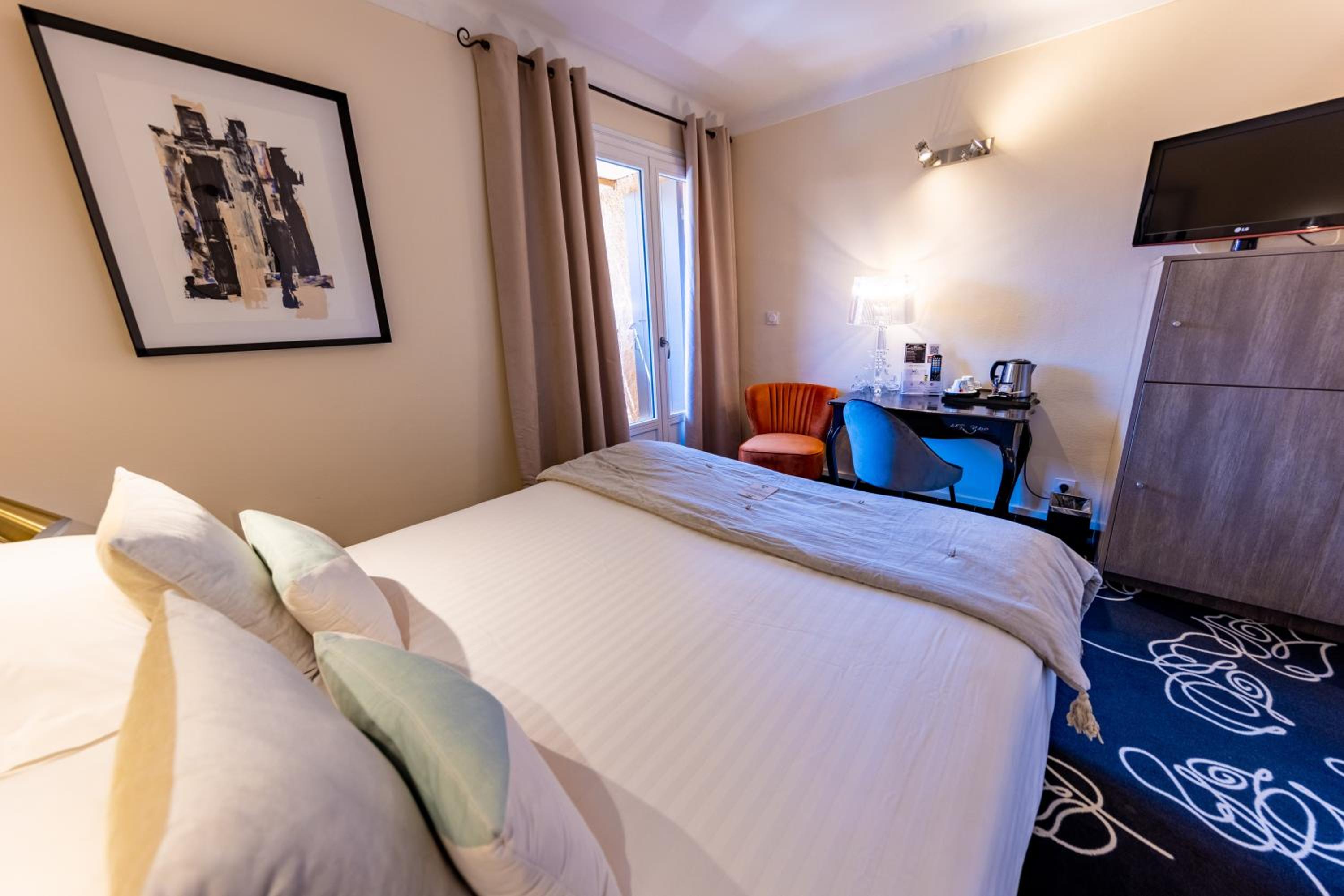 Standard Room with Balcony - Photo 1