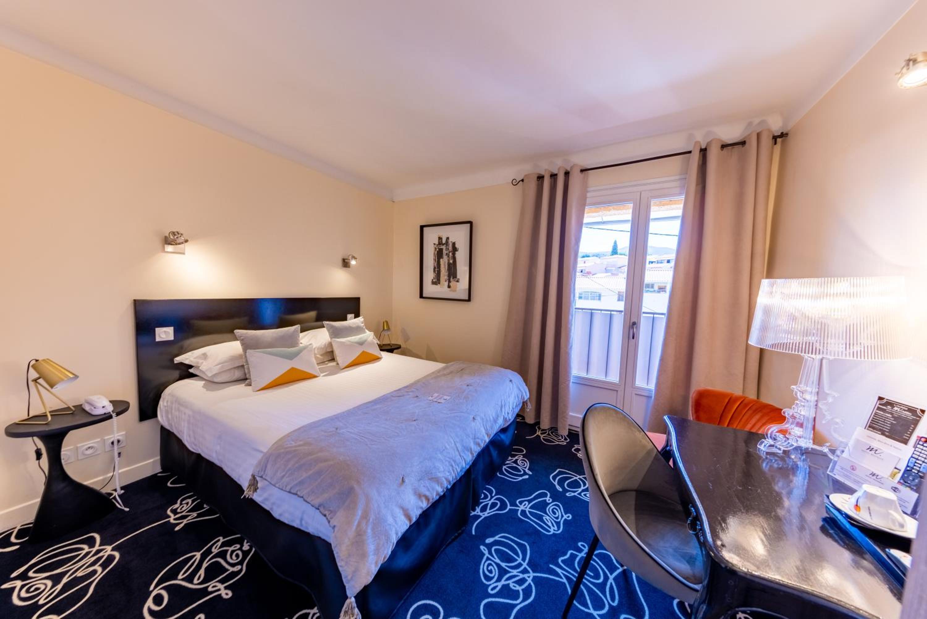 Standard Room with Balcony - Photo 4