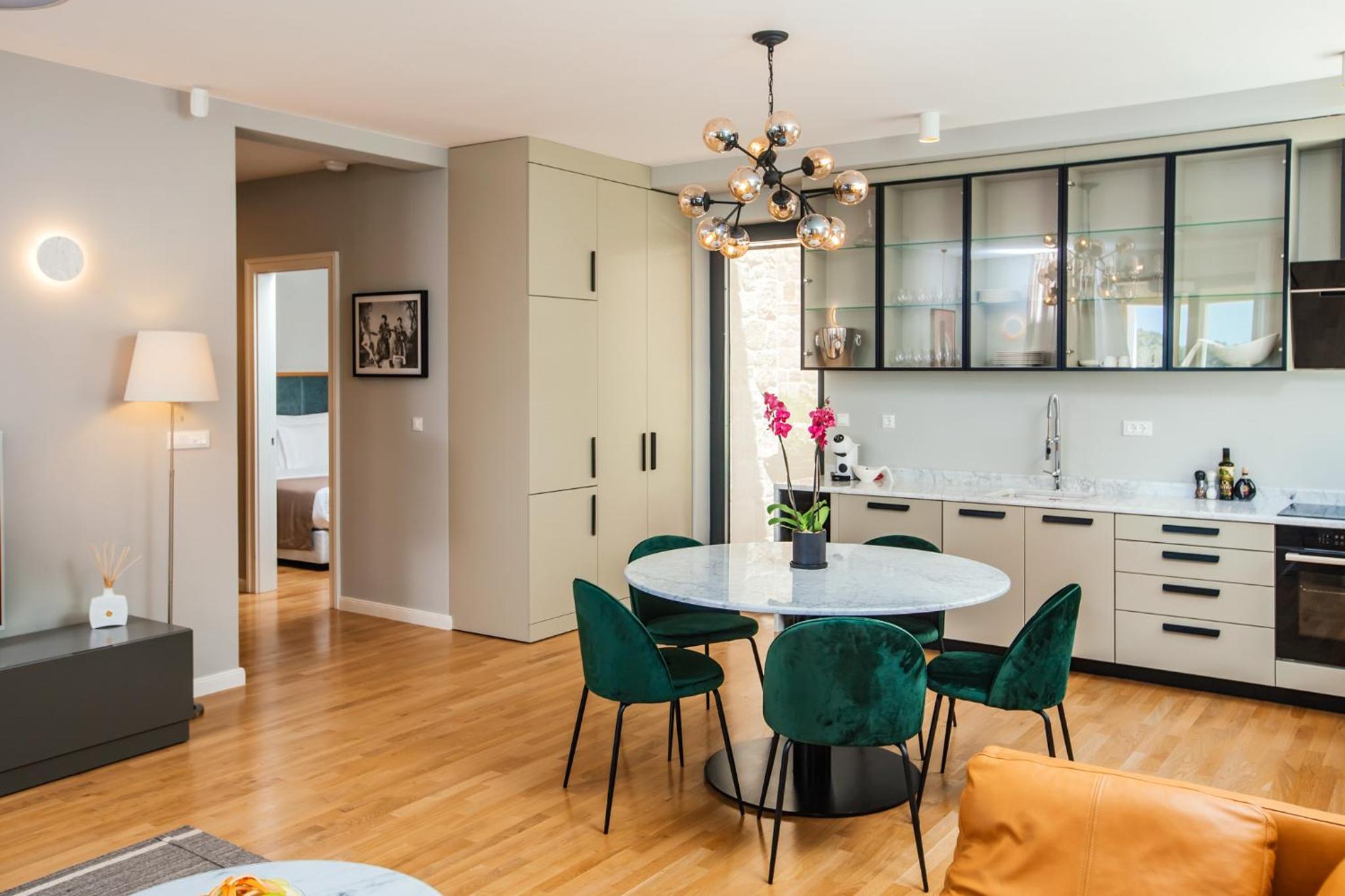 Comfort Two-Bedroom Apartment with Balcony - Photo 8