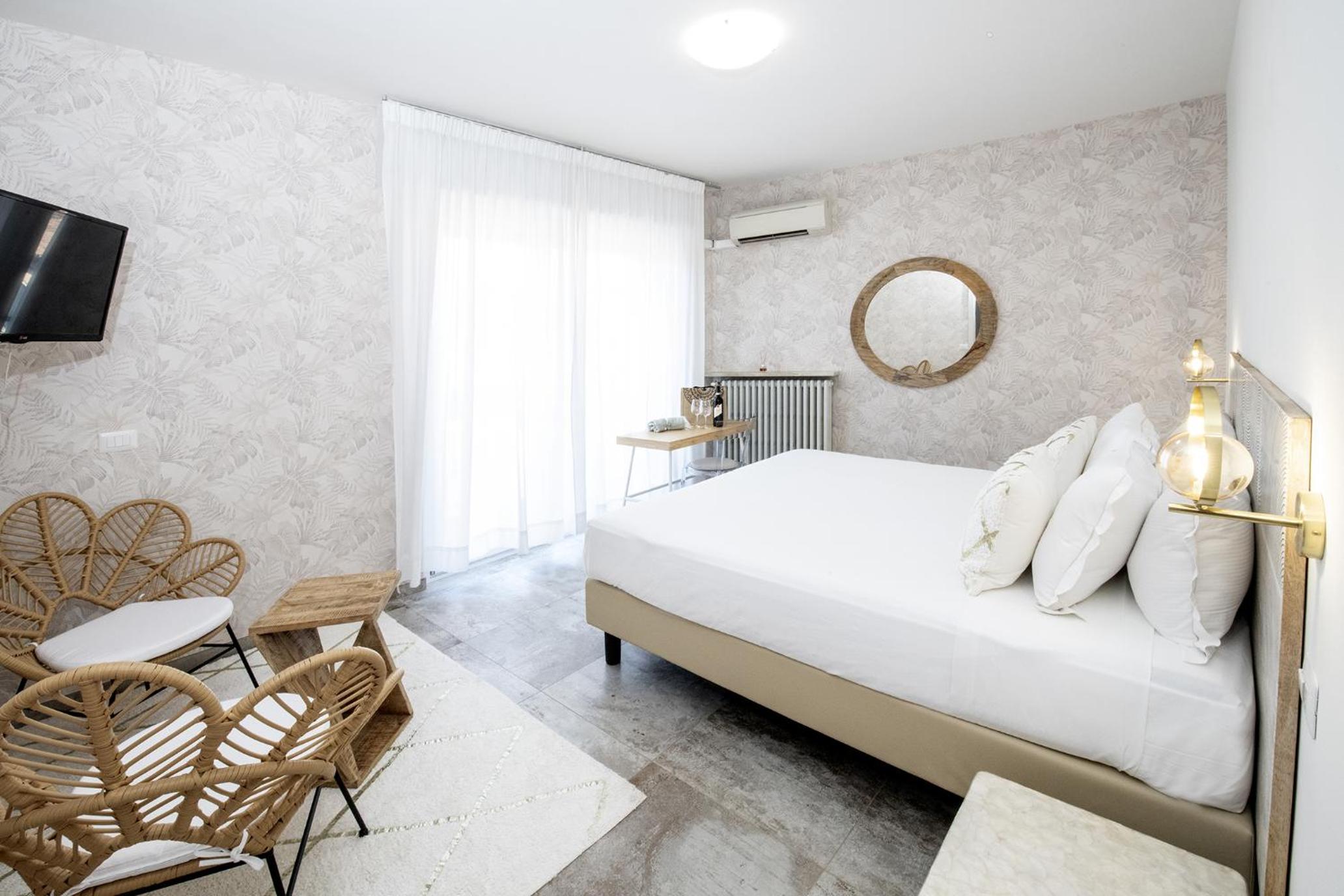 Superior King Room - Photo 4
