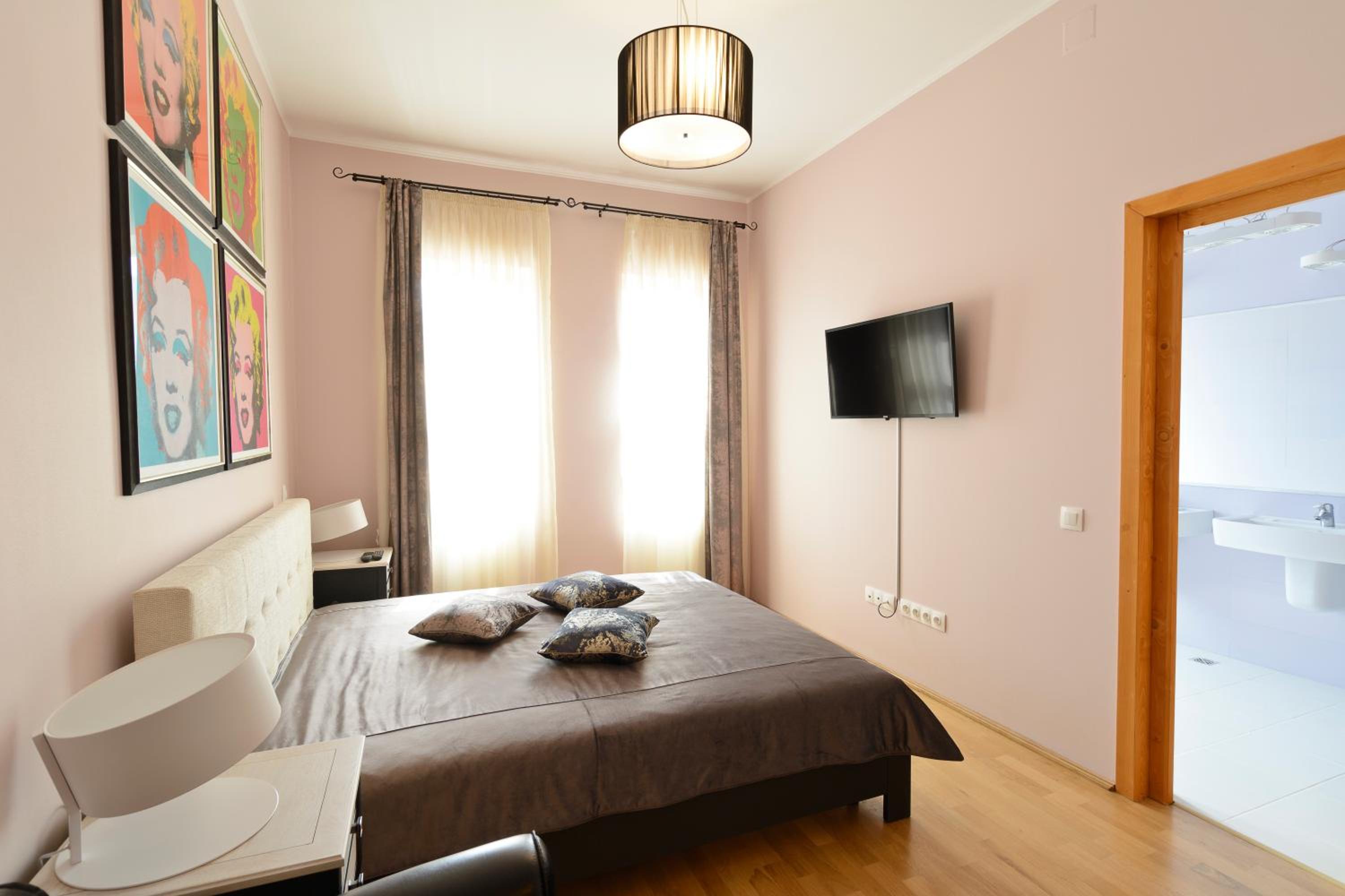 Double Room with Private Bathroom - Photo 12