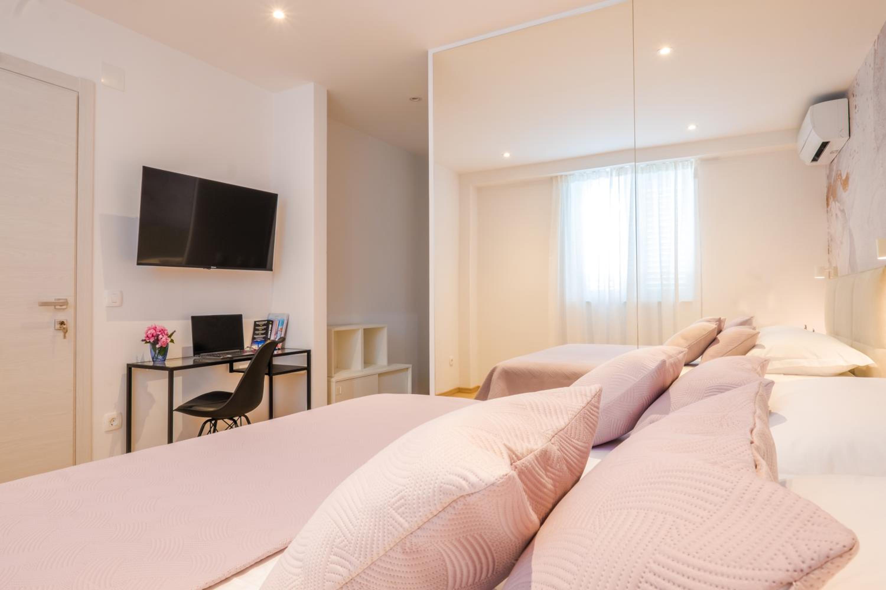 Superior King Room - Photo 25