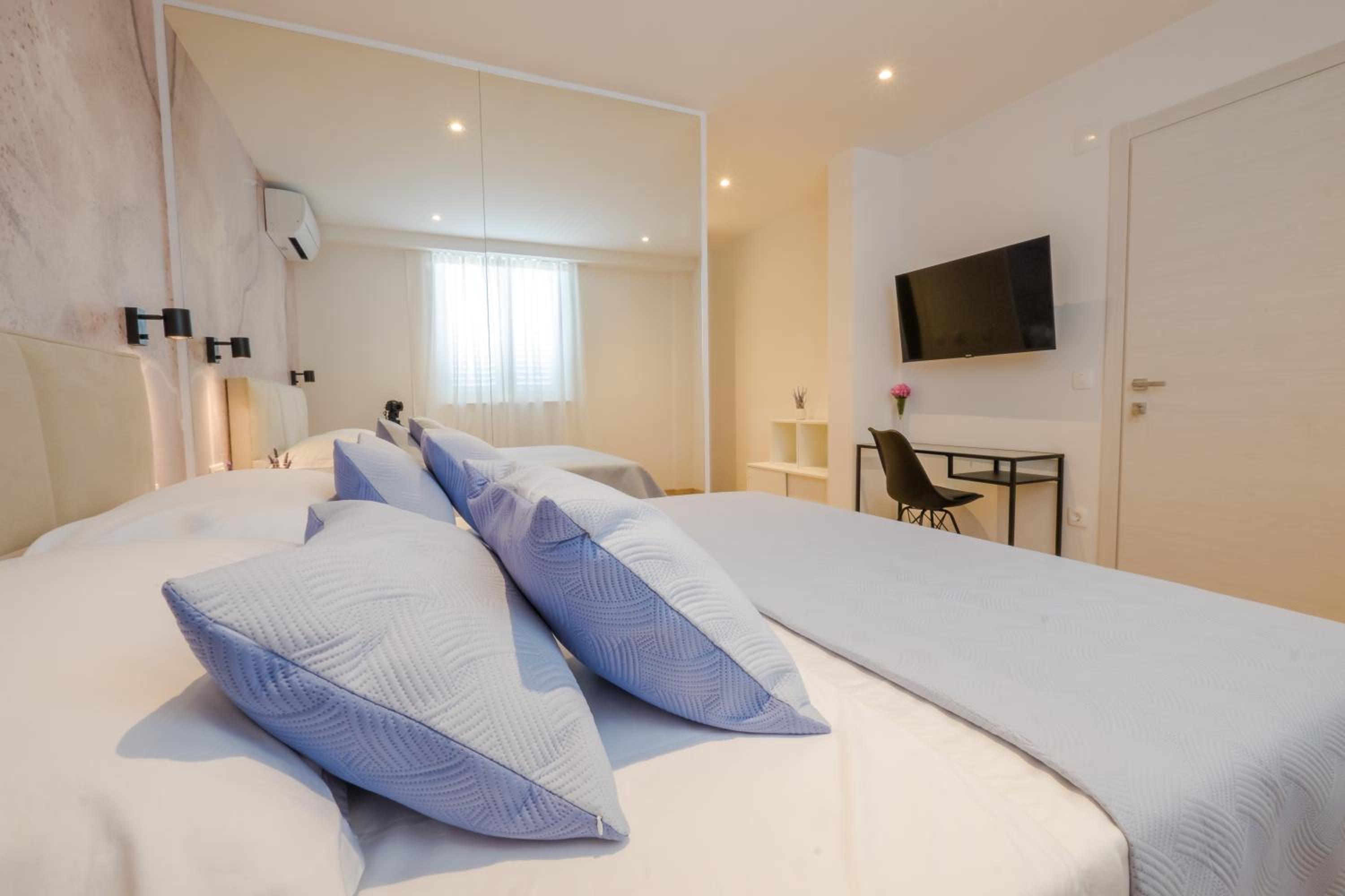 Superior King Room - Photo 21