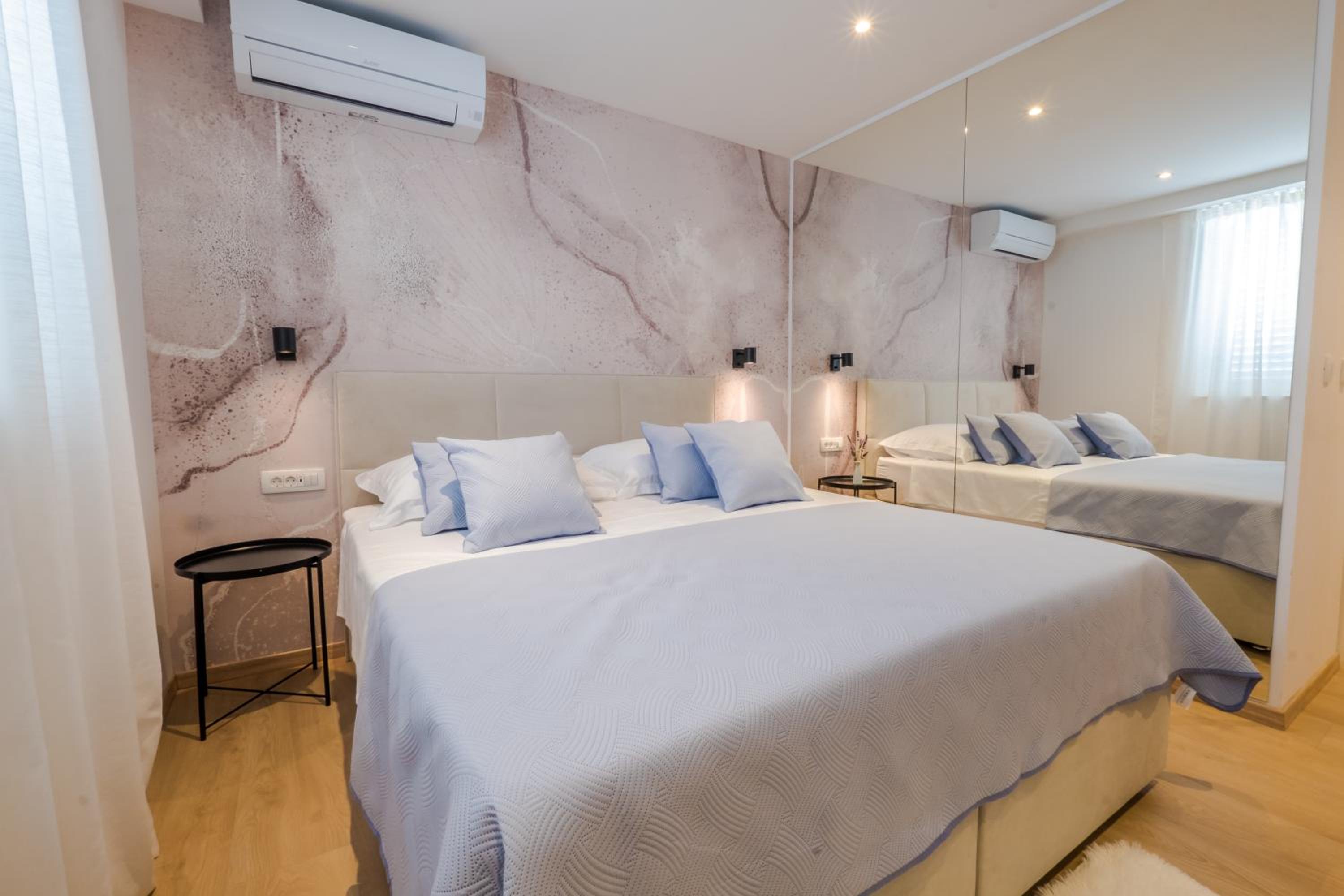 Superior King Room - Photo 18