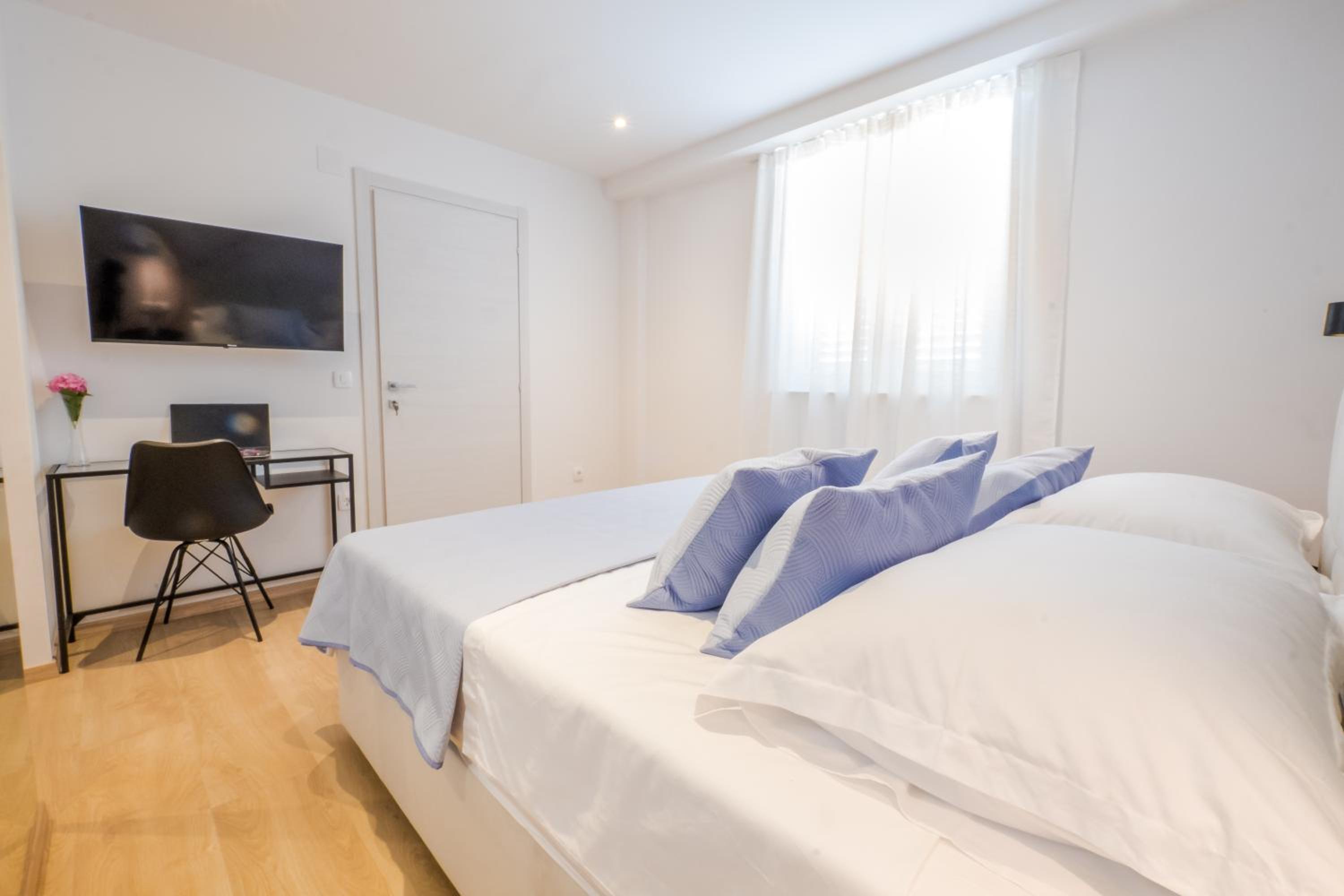 Superior King Room - Photo 8
