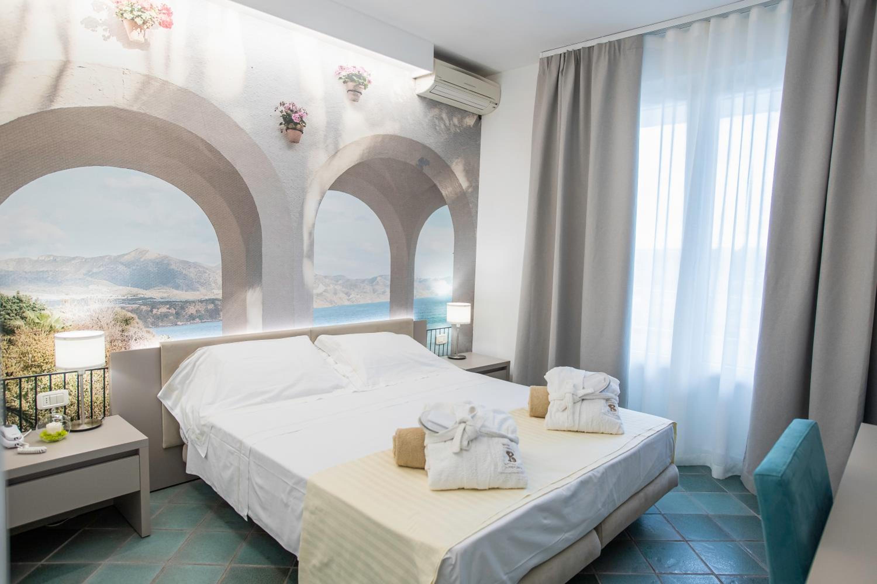 Double Room with Balcony and Harbor View photo 1