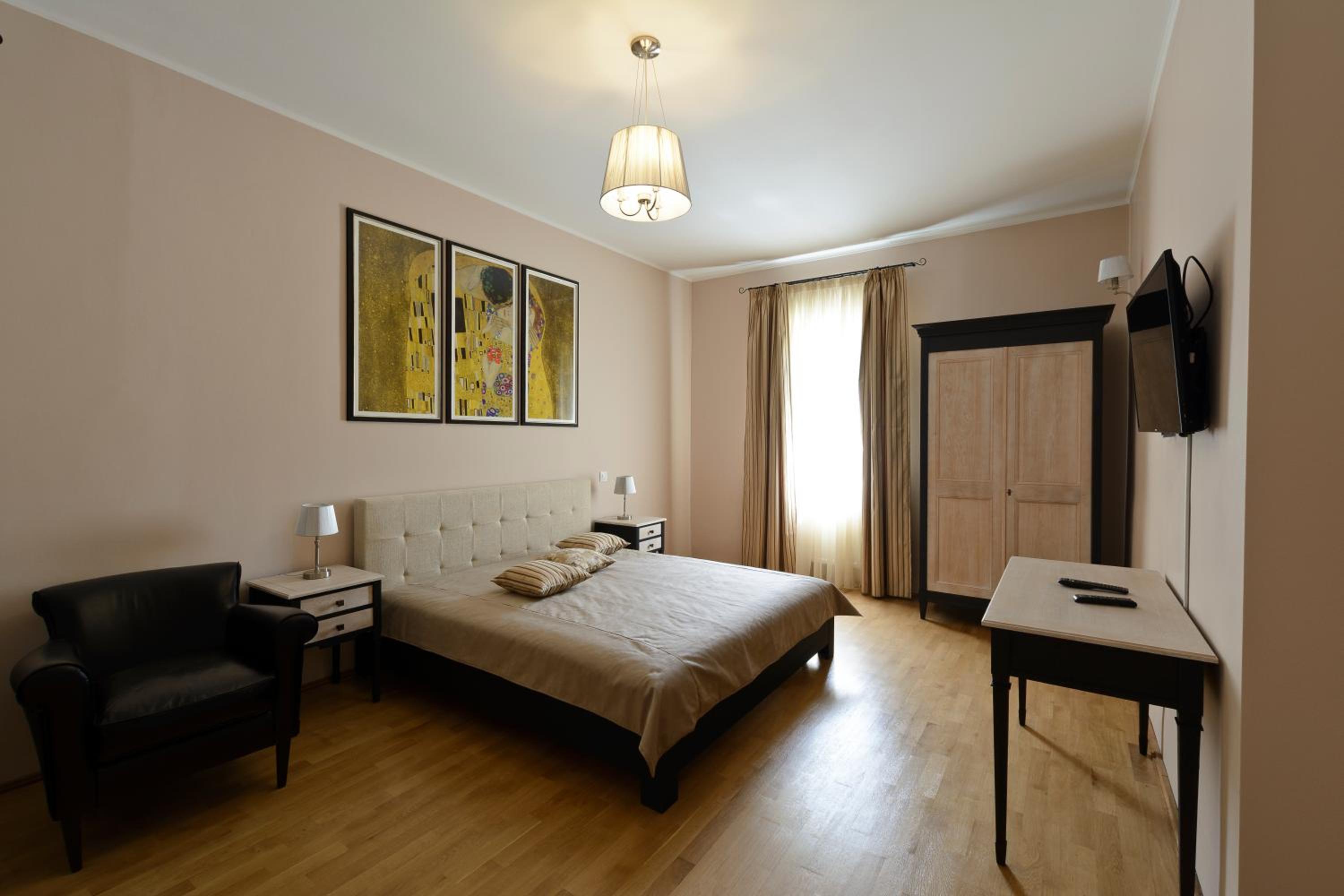 Double Room with Private Bathroom - Photo 1