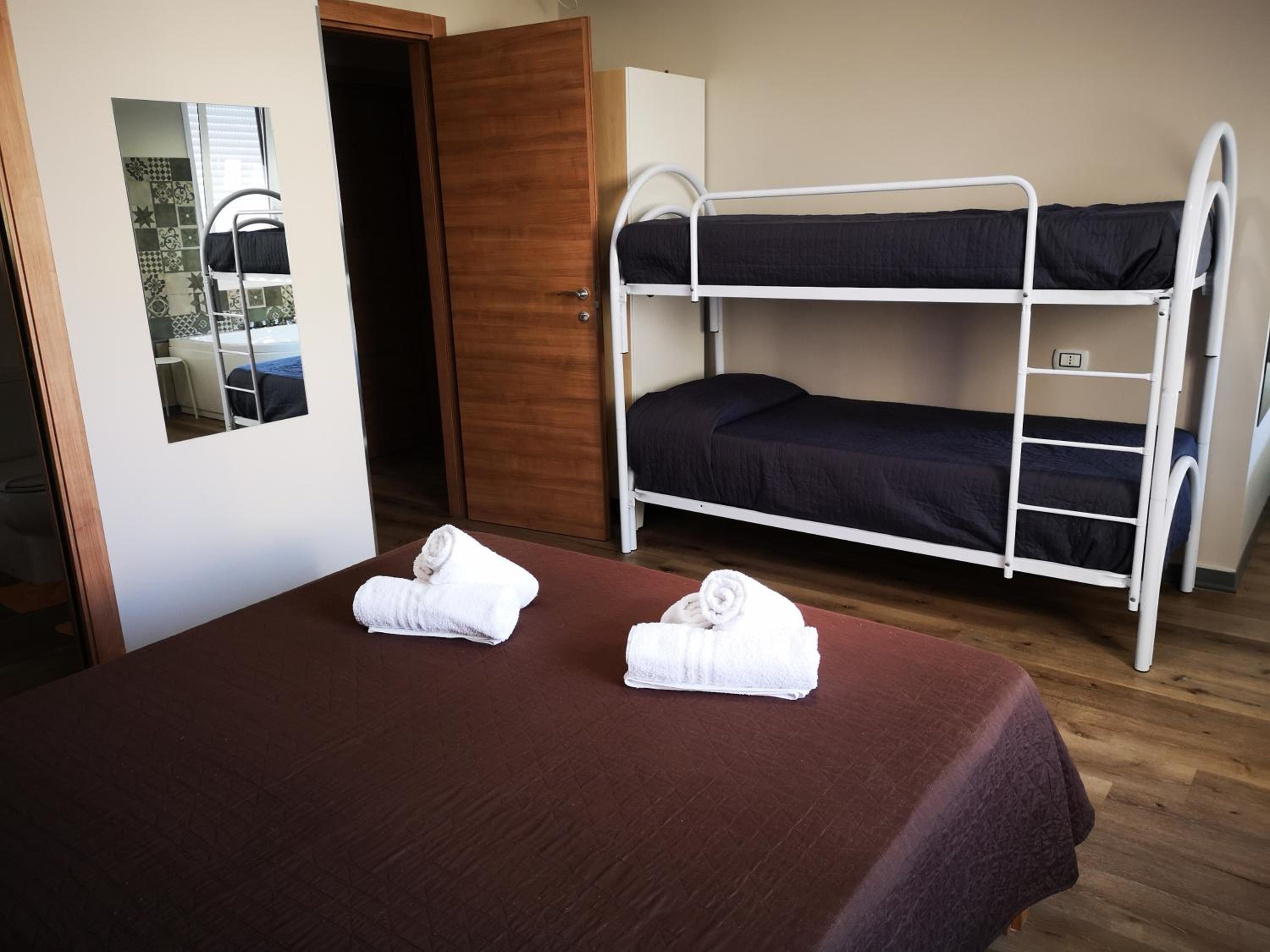 Deluxe Suite with Spa Bath - Photo 19