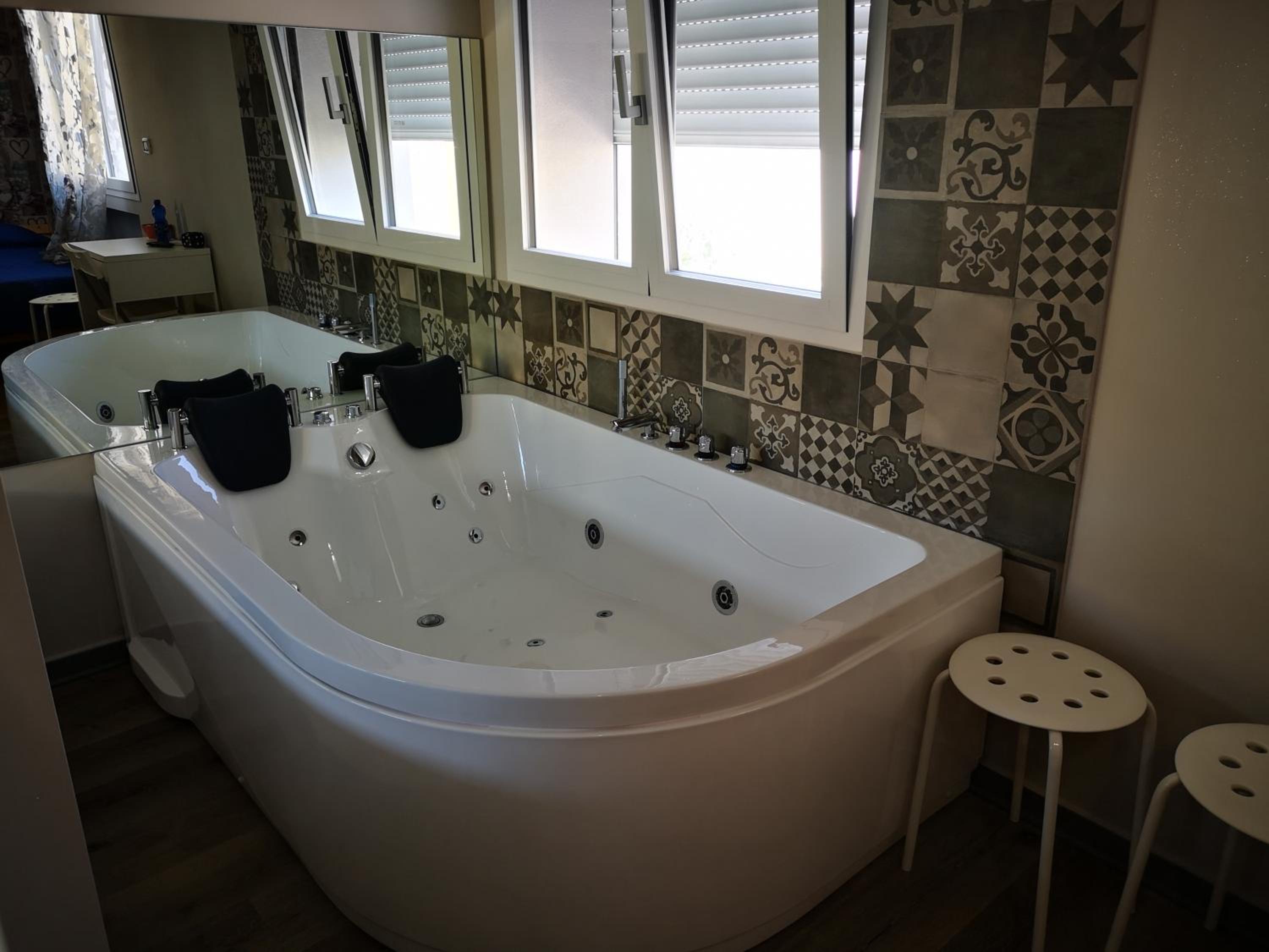 Deluxe Suite with Spa Bath - Photo 45