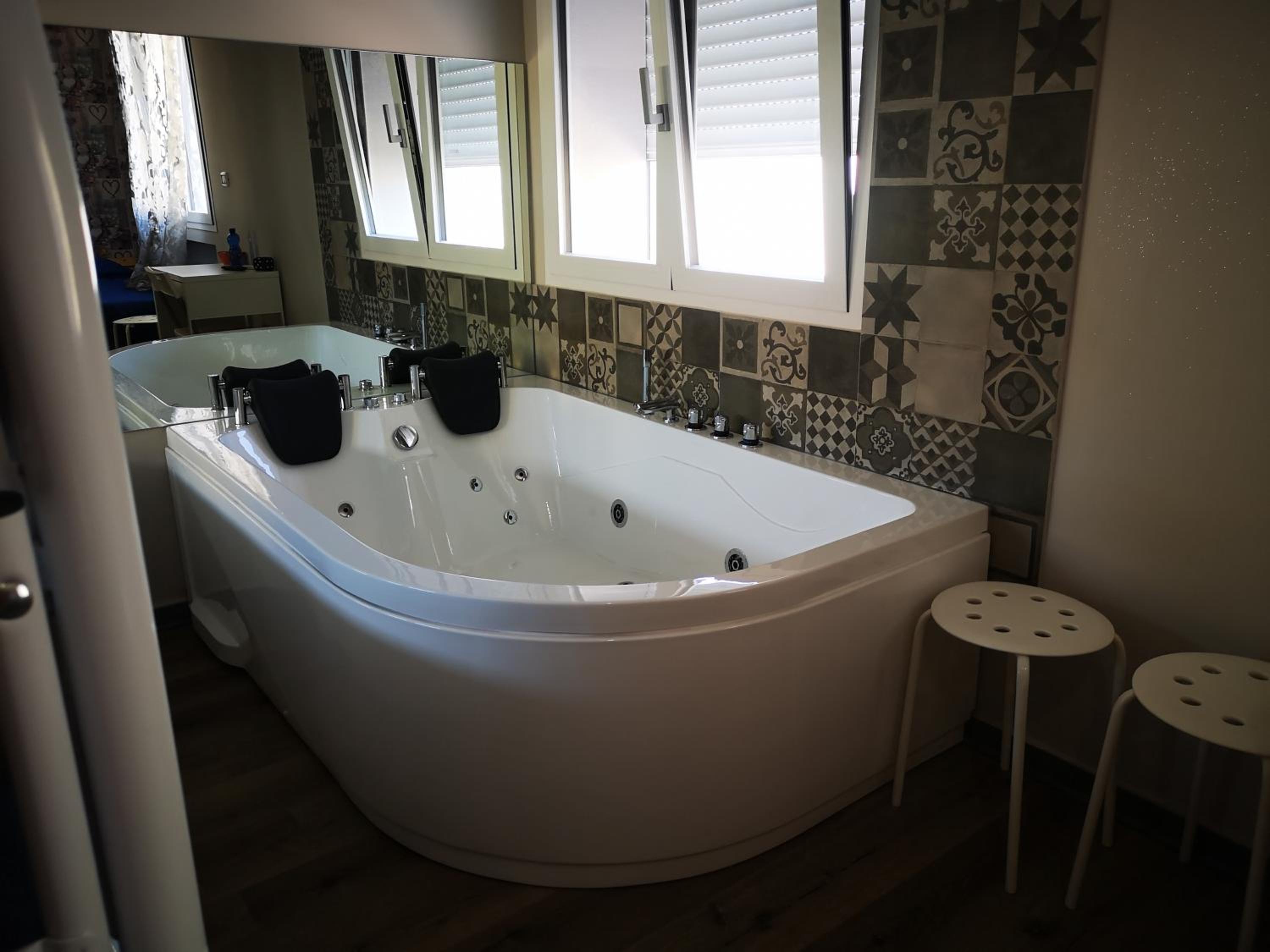 Deluxe Suite with Spa Bath - Photo 18