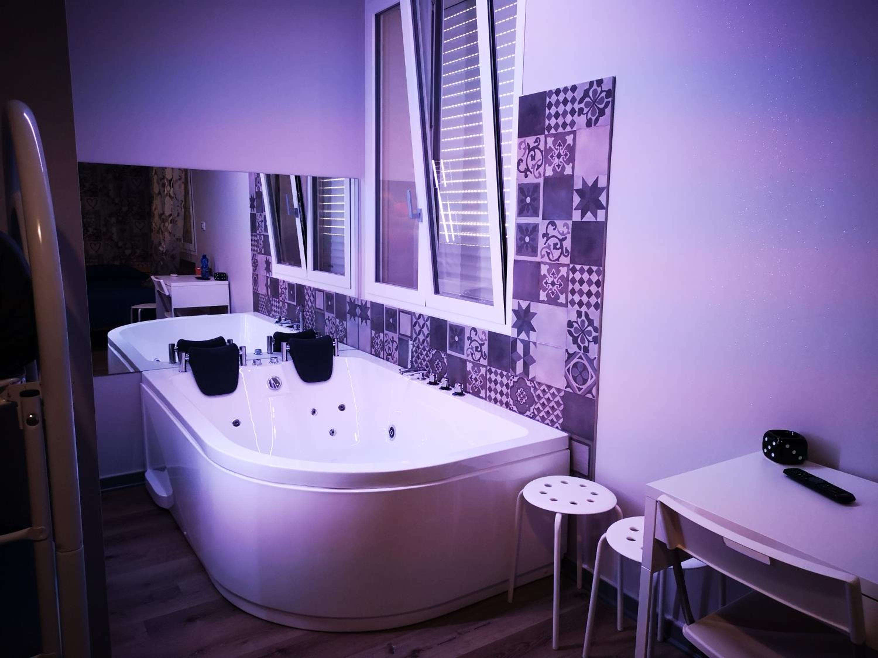 Deluxe Suite with Spa Bath - Photo 12
