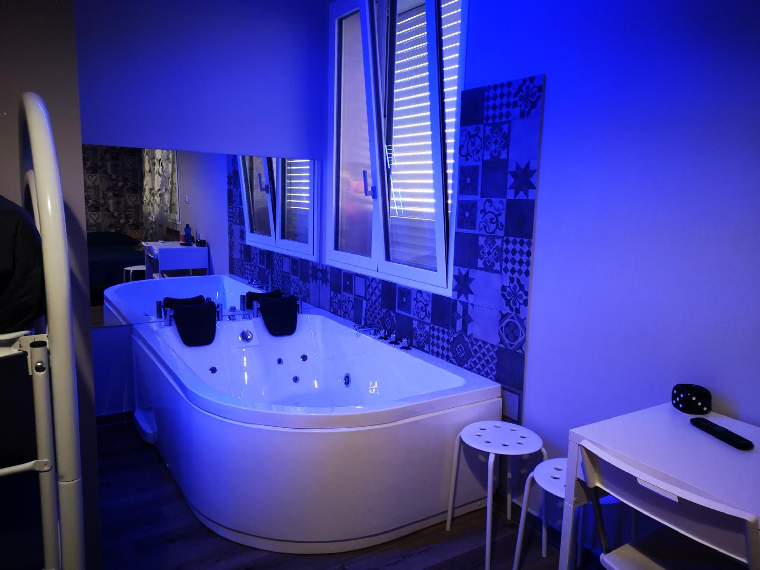 Deluxe Suite with Spa Bath - Photo 13
