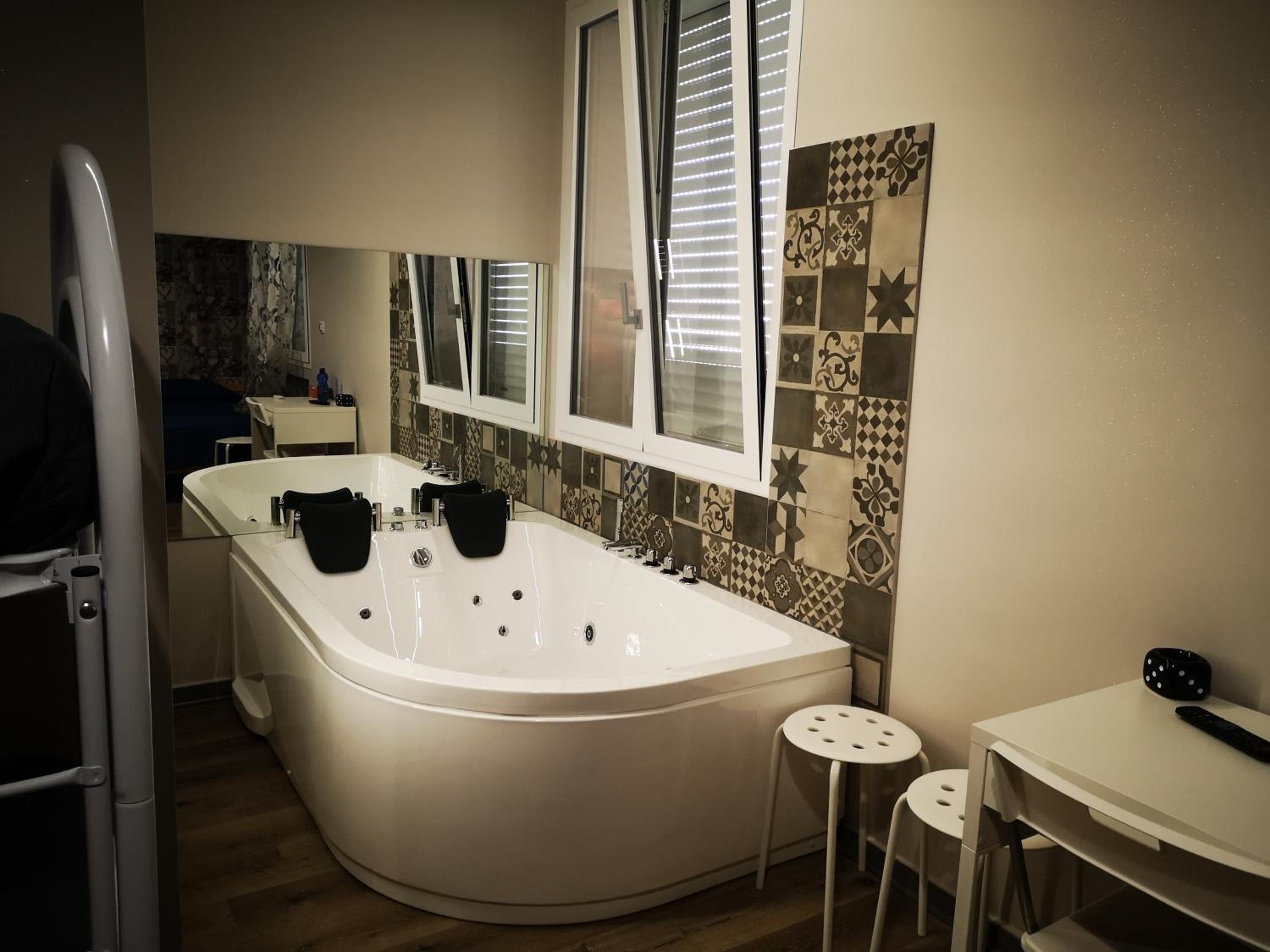 Deluxe Suite with Spa Bath - Photo 11