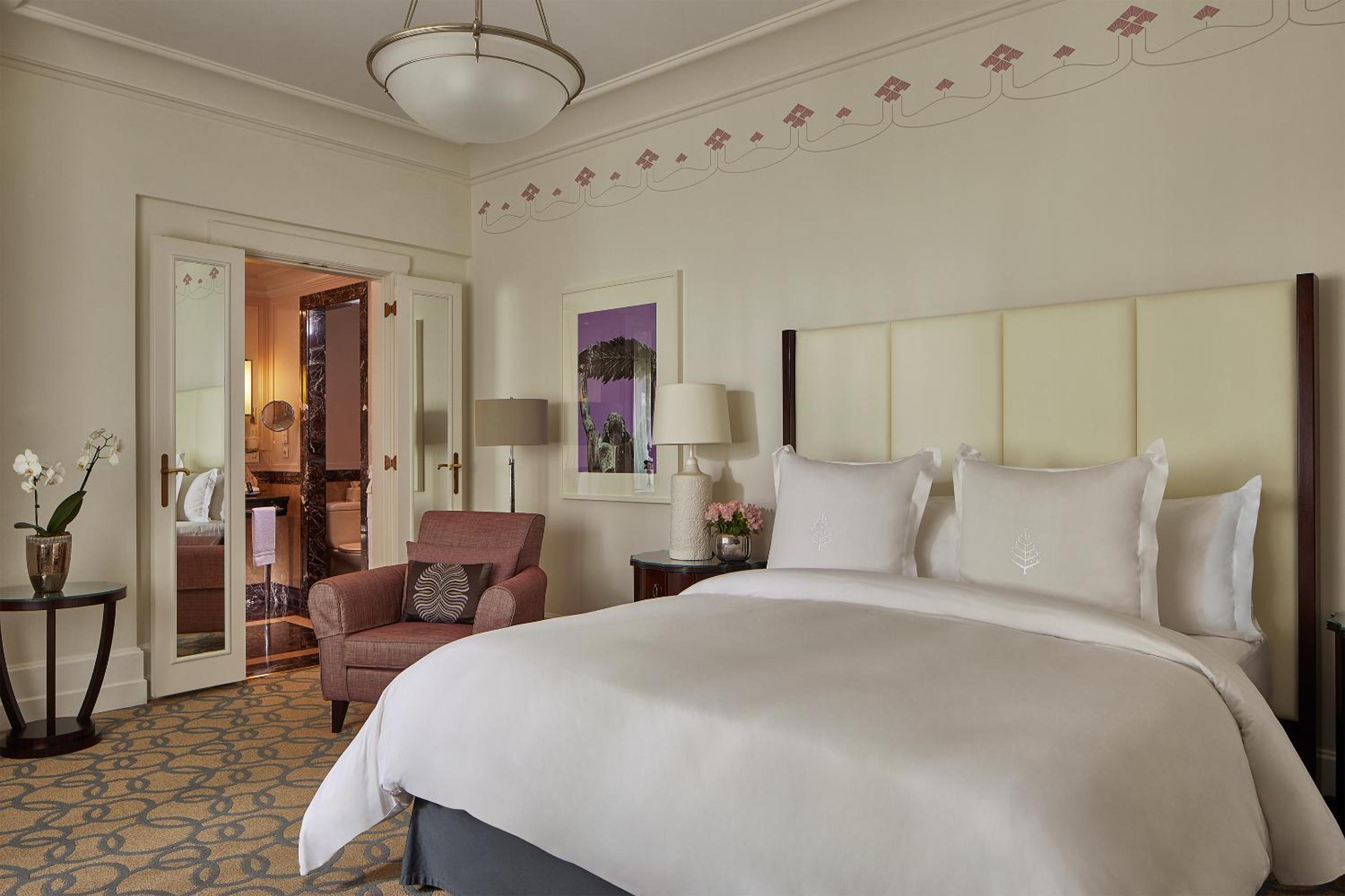 Superior Room with One King Bed - Photo 2