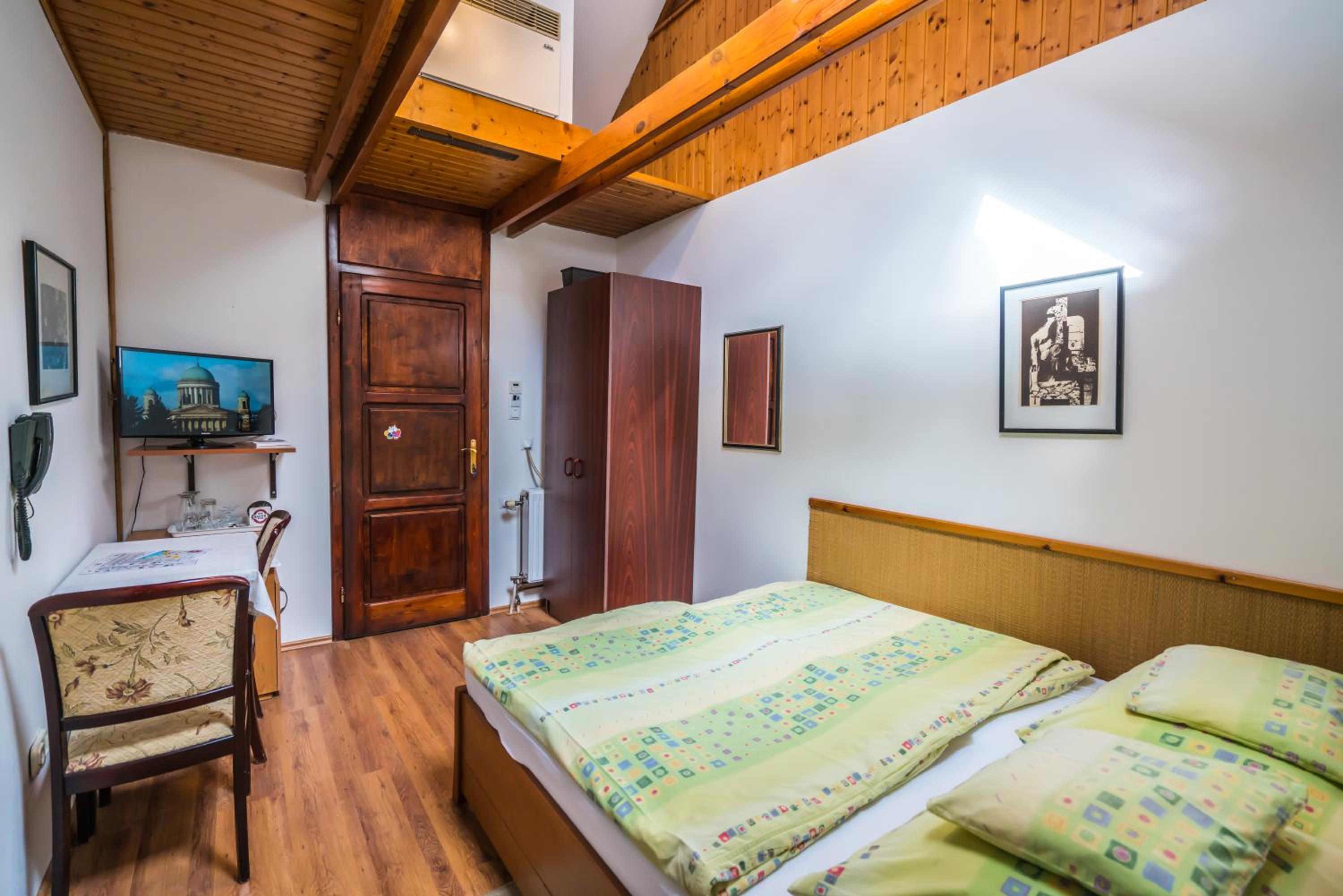 Budget Double Room photo 1
